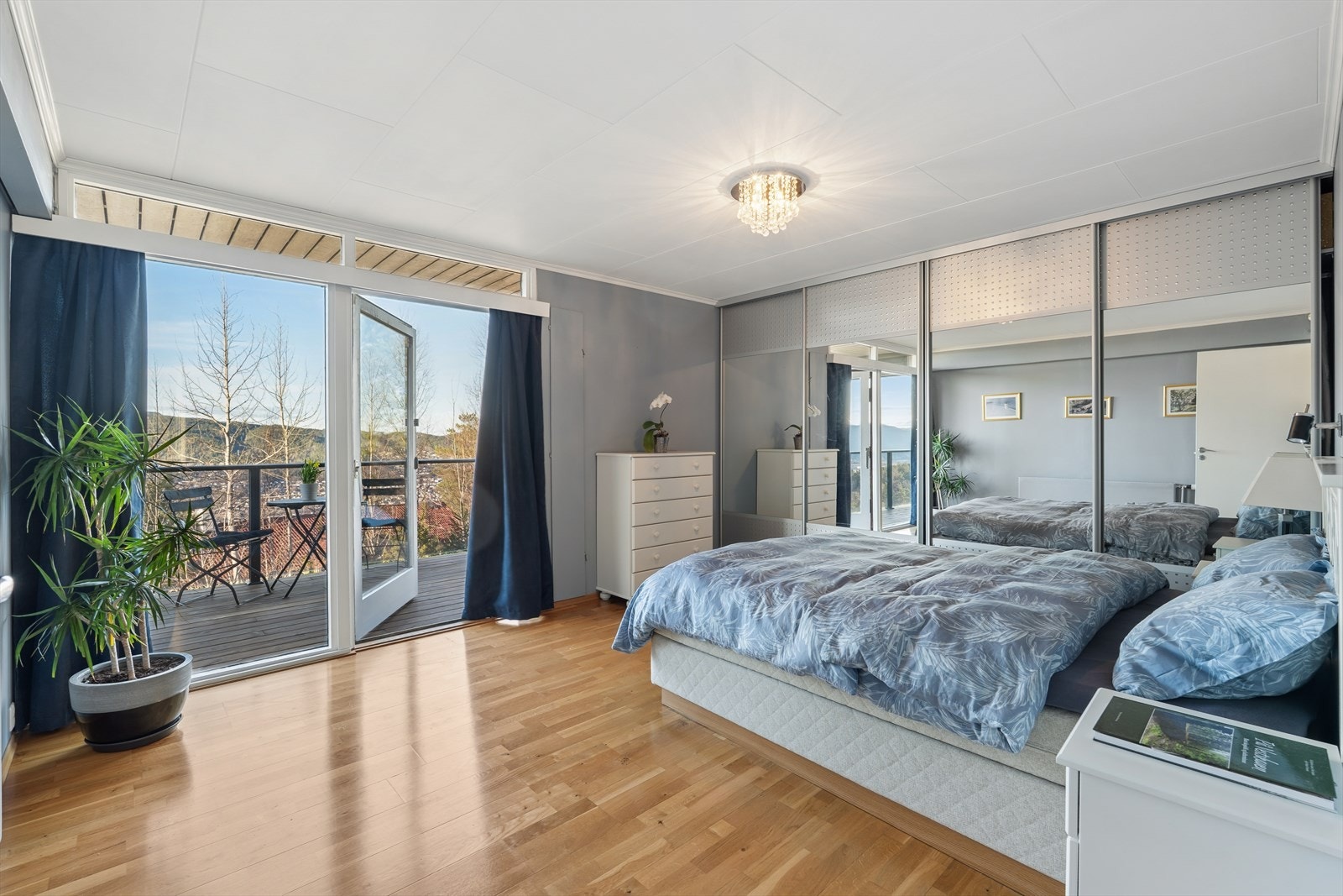 Hovedsoverommet har god plass til dobbeltseng, stor garderobeløsning samt direkte adkomst til terrasseområdet. Galleribilde