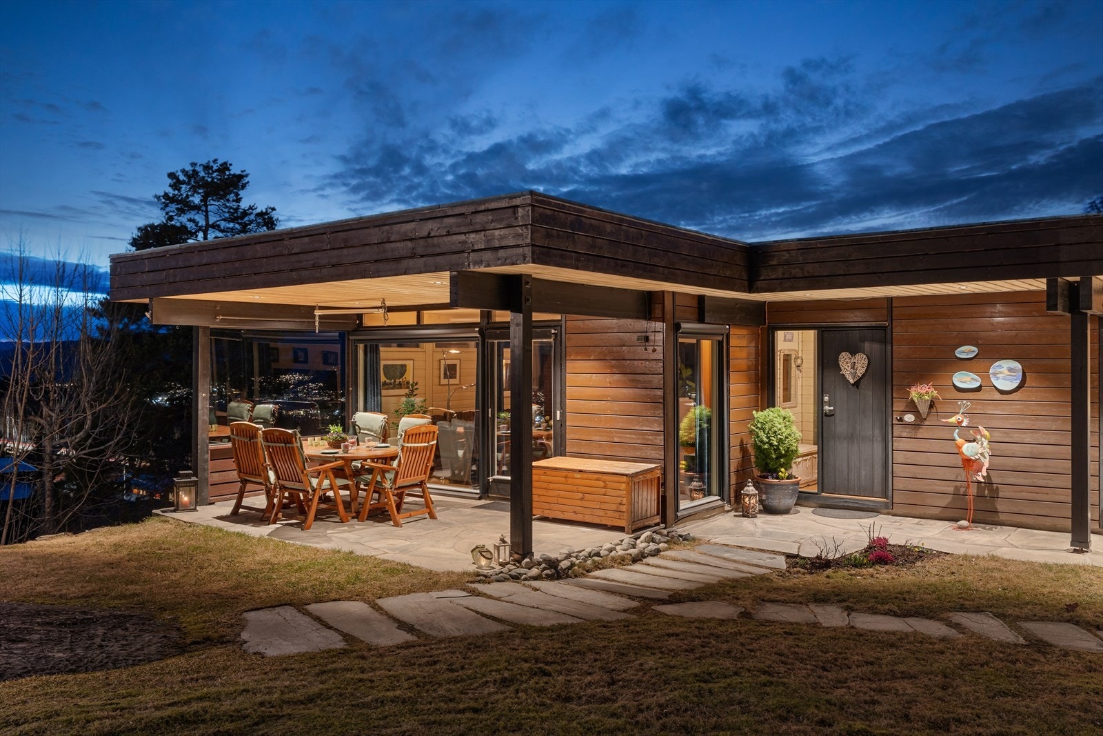 Kveldsstemning av høy kvalitet - et uteområde som virkelig kommer til sin rett når dagen går mot ro. Galleribilde