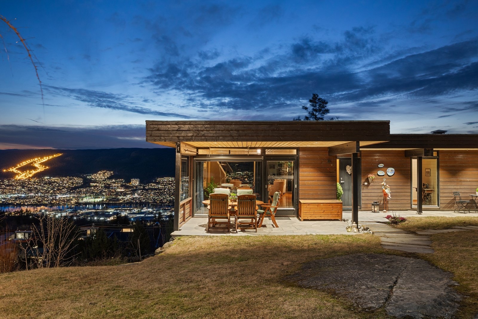 Andrea Røkke Steen ved DNB Eiendom har gleden av å ønske deg velkommen til Jerpeveien 11! Galleribilde