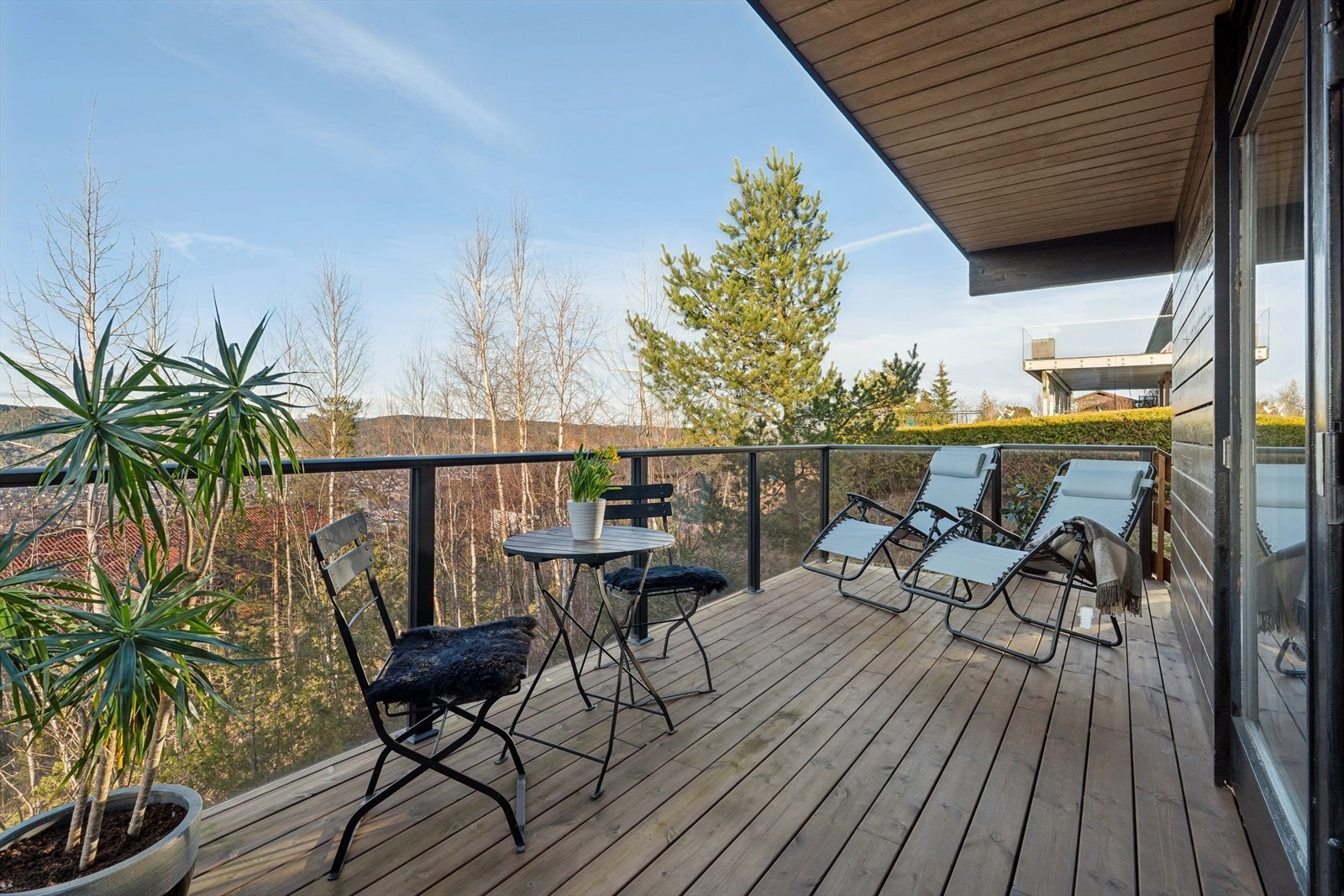 Terrasse med gode sol- og utsiktsforhold. Terrassen er ikke omsøkt eller godkjent av kommunen. Galleribilde