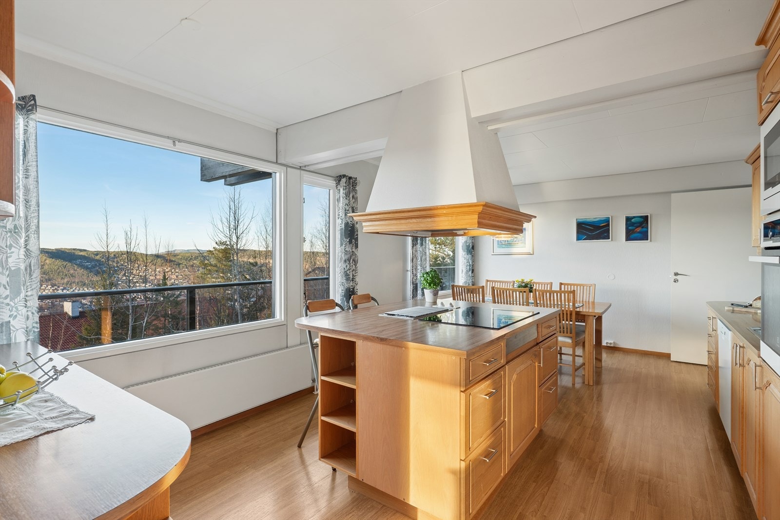 Nyt den vakre utsikten mens maten tilberedes - et kjøkken med både romfølelse og panoramablikk. Galleribilde