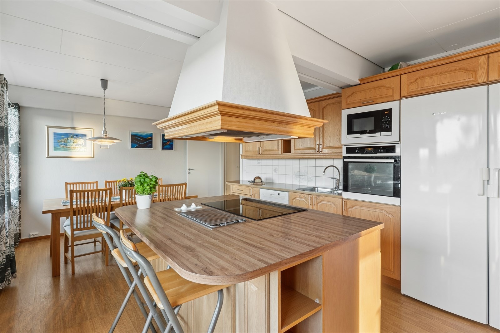 Kjøkkenet har en romslig og praktisk utforming med innredning i profilerte fronter og benkeplate i laminat. Galleribilde