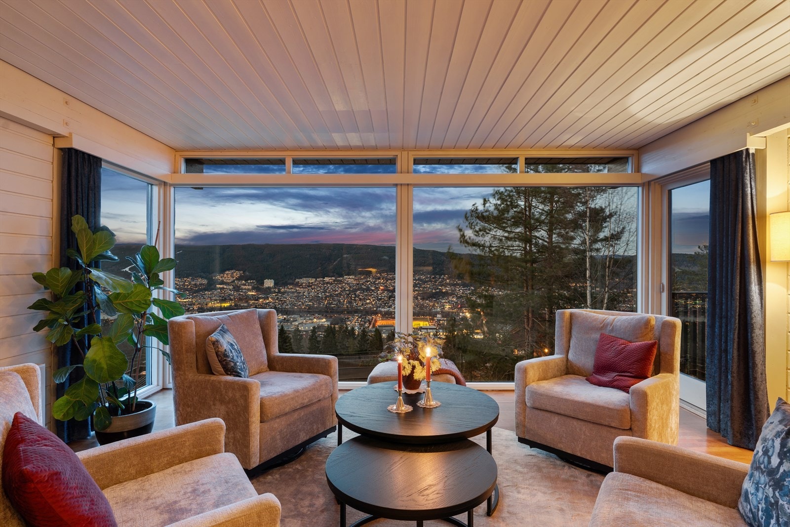 Stemningsfull utsiktstue med fantastiske kveldsutsikter - gjør rommet til et naturlig samlingspunkt. Galleribilde