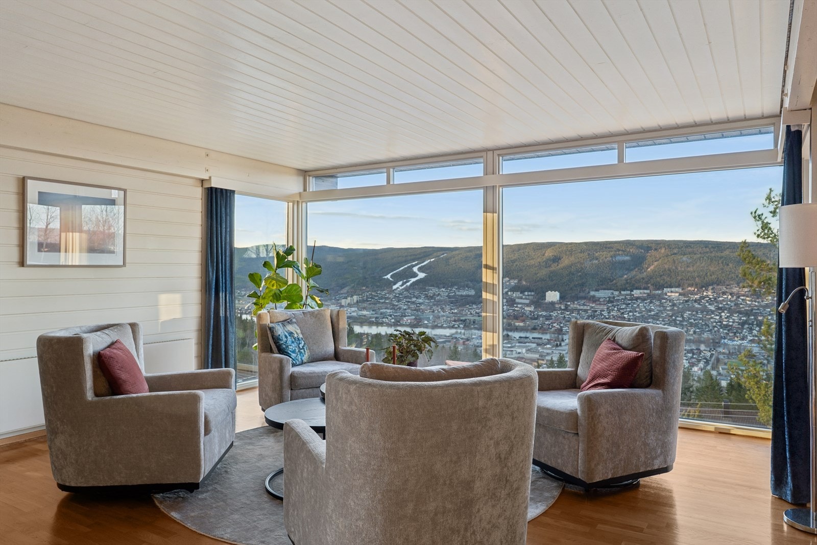 De store vindusflatene slipper inn rikelig med dagslys og åpner opp for en fantastisk utsikt over Drammen og omkringliggende åsområder. Galleribilde