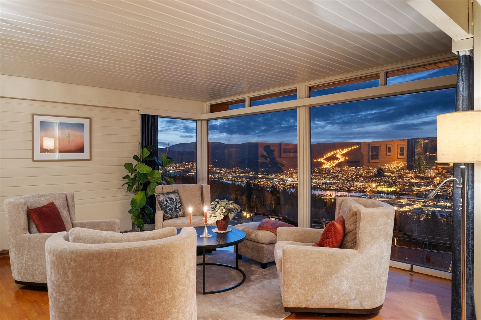 Eiendommen ligger svært attraktivt til i et etablert og familievennlig boligområde på Konnerud/Hallermoen i Drammen. Galleribilde