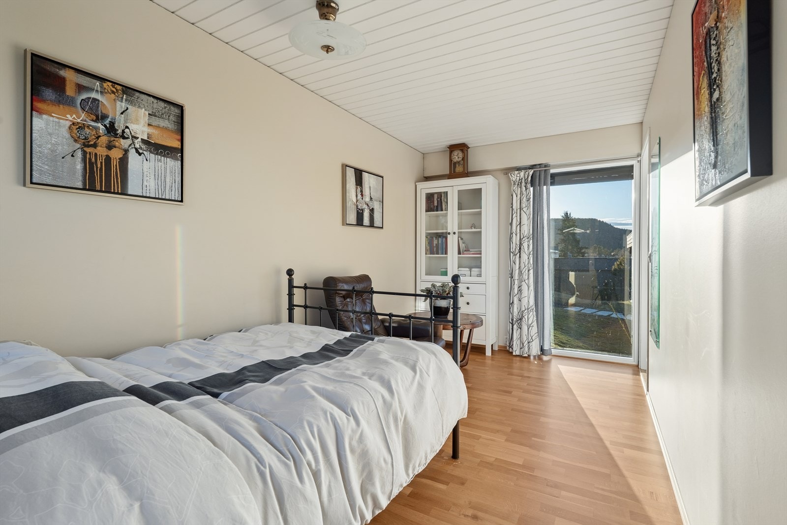 Rommene er lyse og flere av dem har store vindusflater som gir godt dagslys og fin kontakt med omgivelsene. Galleribilde