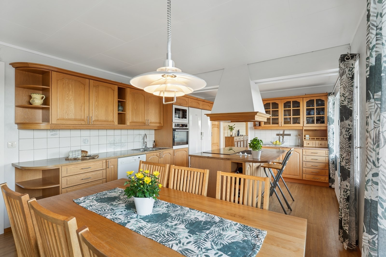 Rommet er godt utstyrt med integrerte hvitevarer som oppvaskmaskin, induksjonstopp, grillelement, mikrobølgeovn og stekeovn, samt frittstående kjøleskap og fryser. Galleribilde