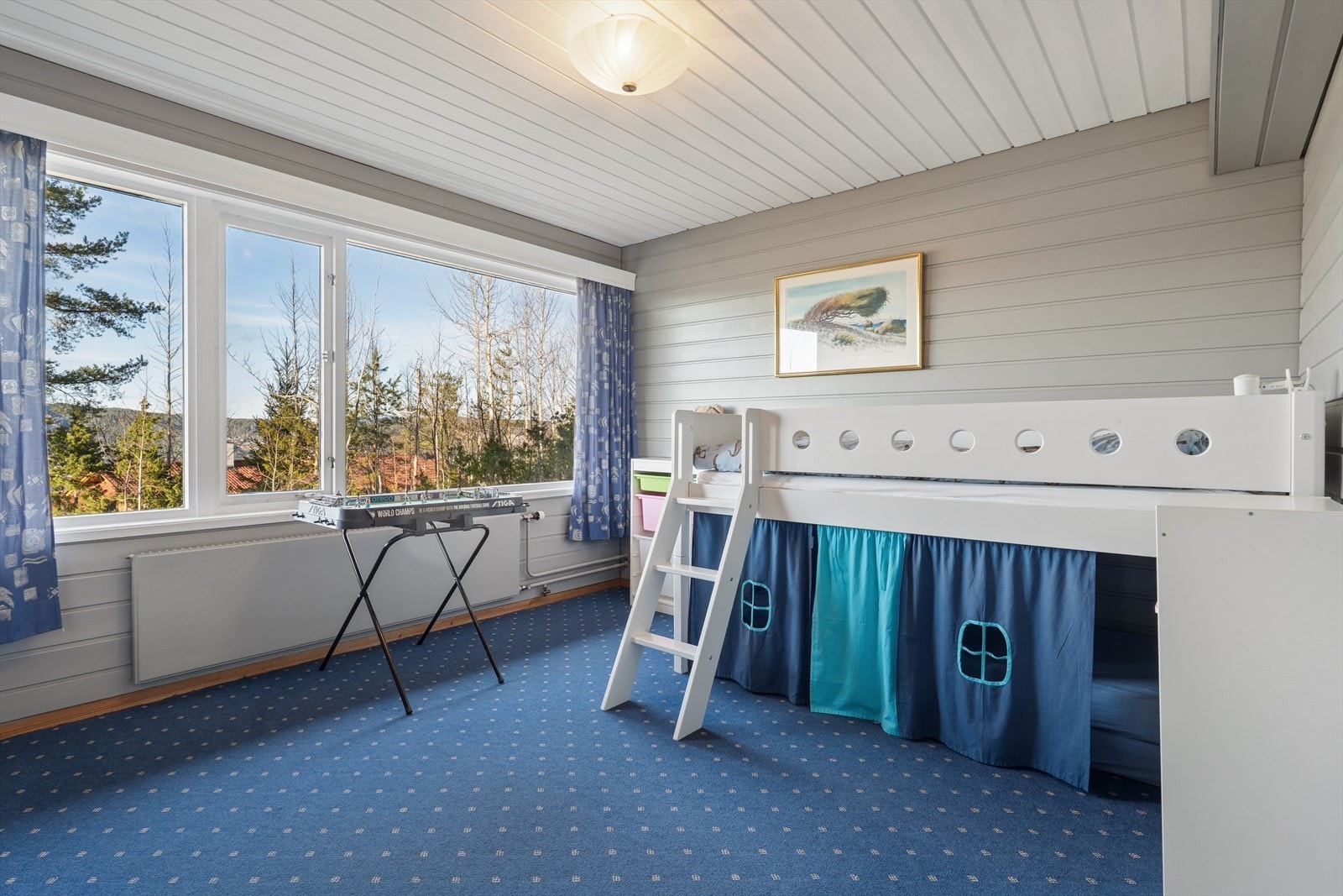 Lyst og romslig rom med store vindusflater. Galleribilde