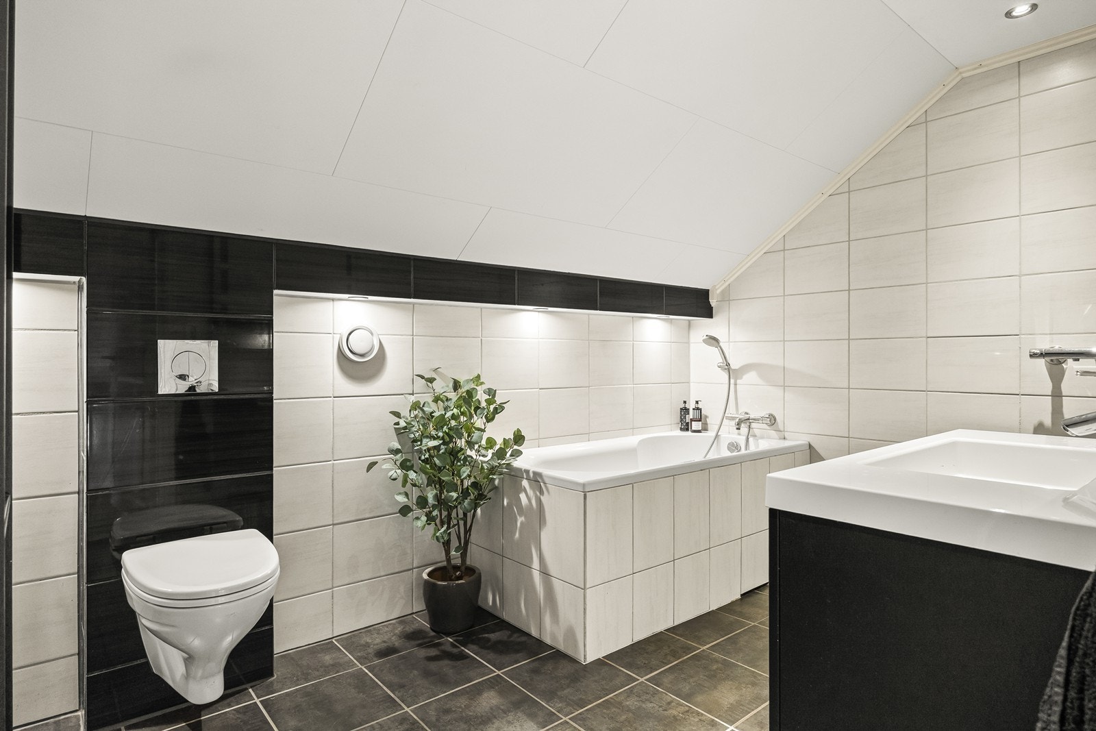 Badet inneholder vegghengt toalett og er ventilert via balansert ventilasjon. Galleribilde