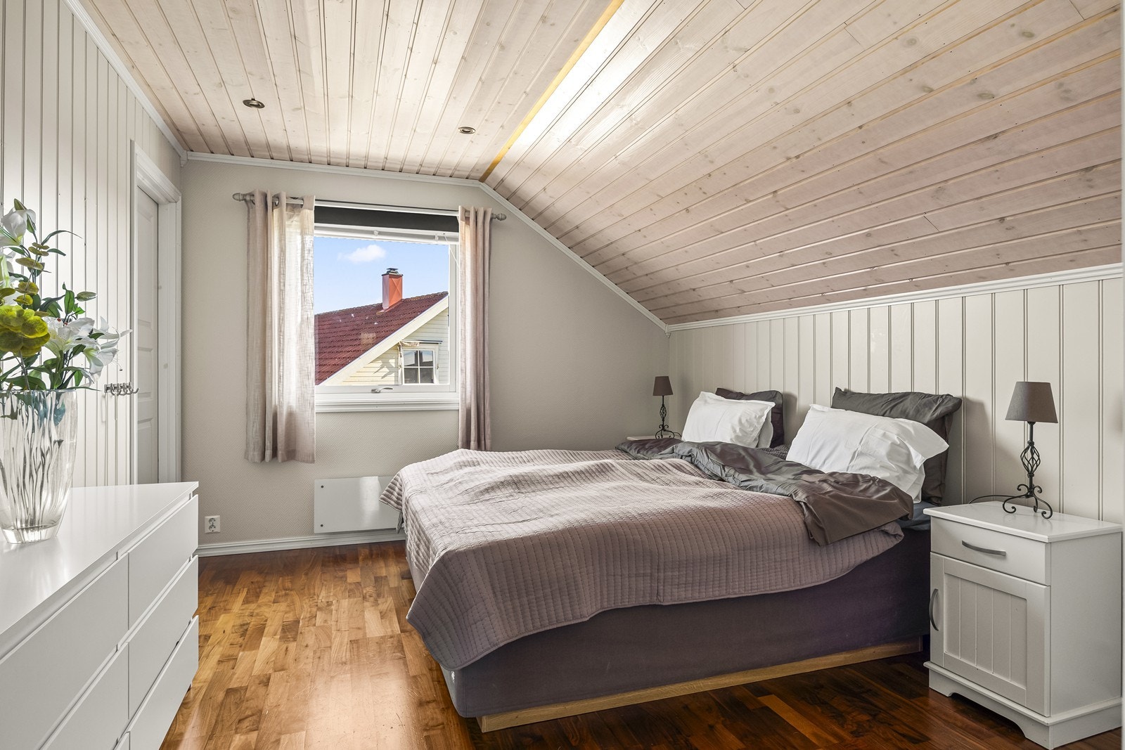 Hovedsoverommet har plass til dobbeltseng og nattbord. Galleribilde