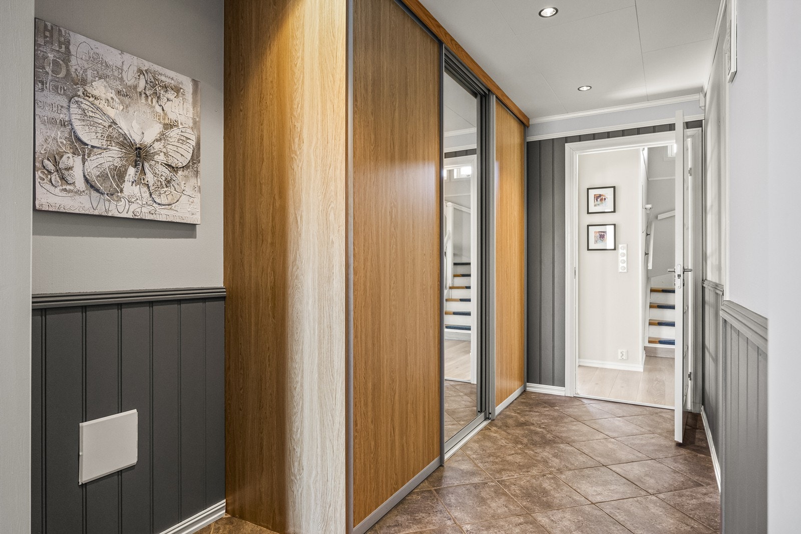 Skyvedørsgarderobe i inngangspartiet gir romslig oppbevaringsmulighet. Galleribilde