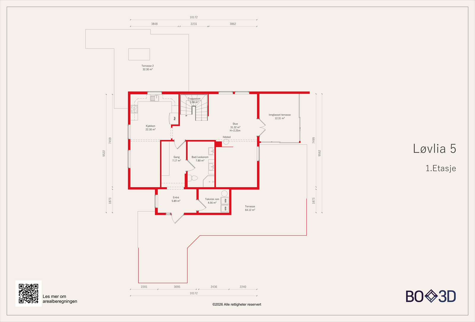 Plantegningen viser detaljert layout av første etasje, inkludert stue, kjøkken og utgang til veranda. Galleribilde