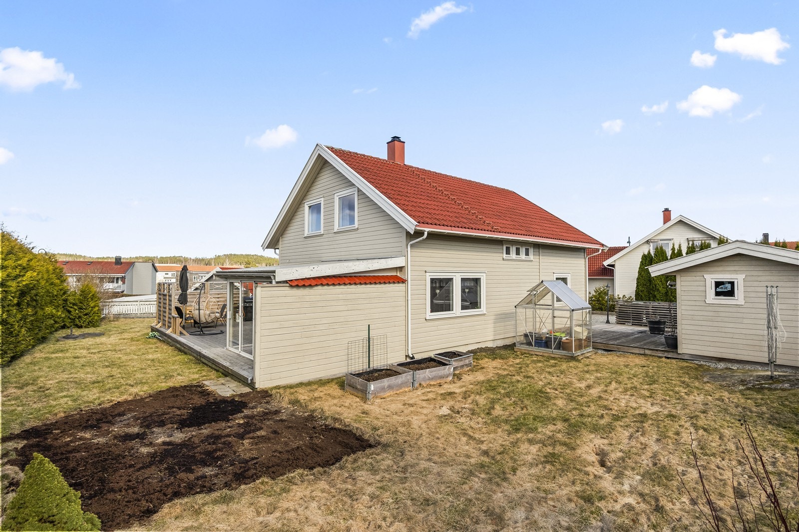Eiet tomt på 814,1 m2 med plenareal og diverse beplantning. Galleribilde