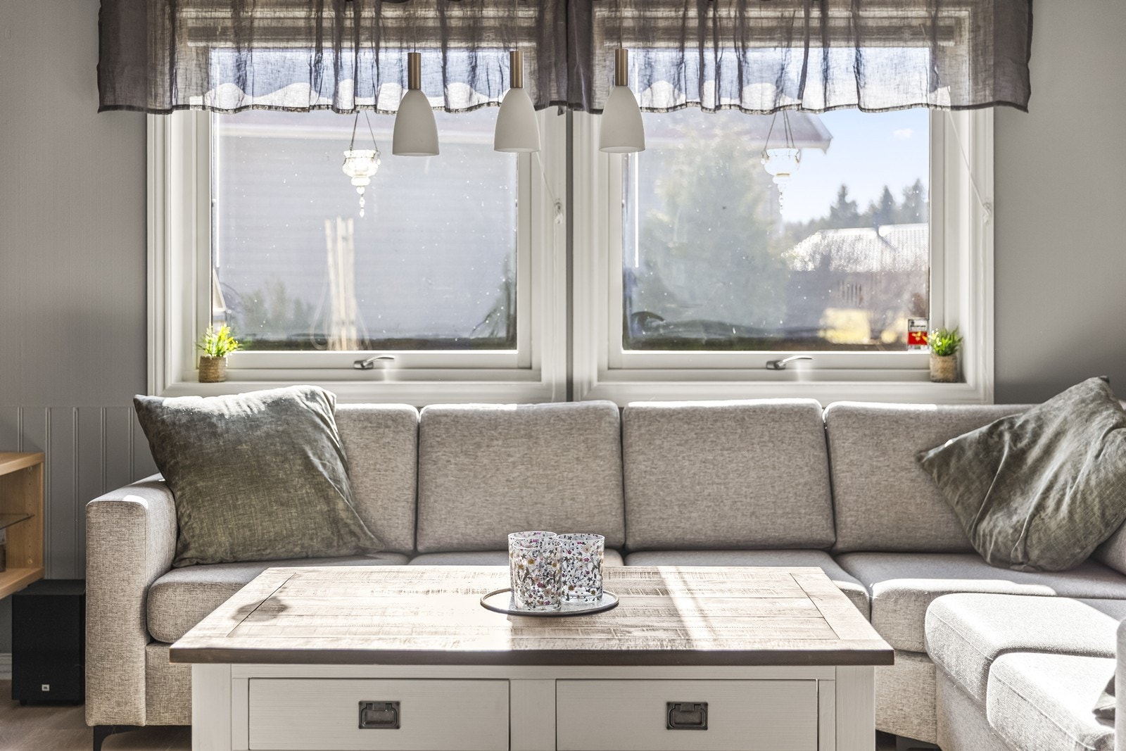 Store vindusflater gir rommet godt med naturlig lys. Galleribilde