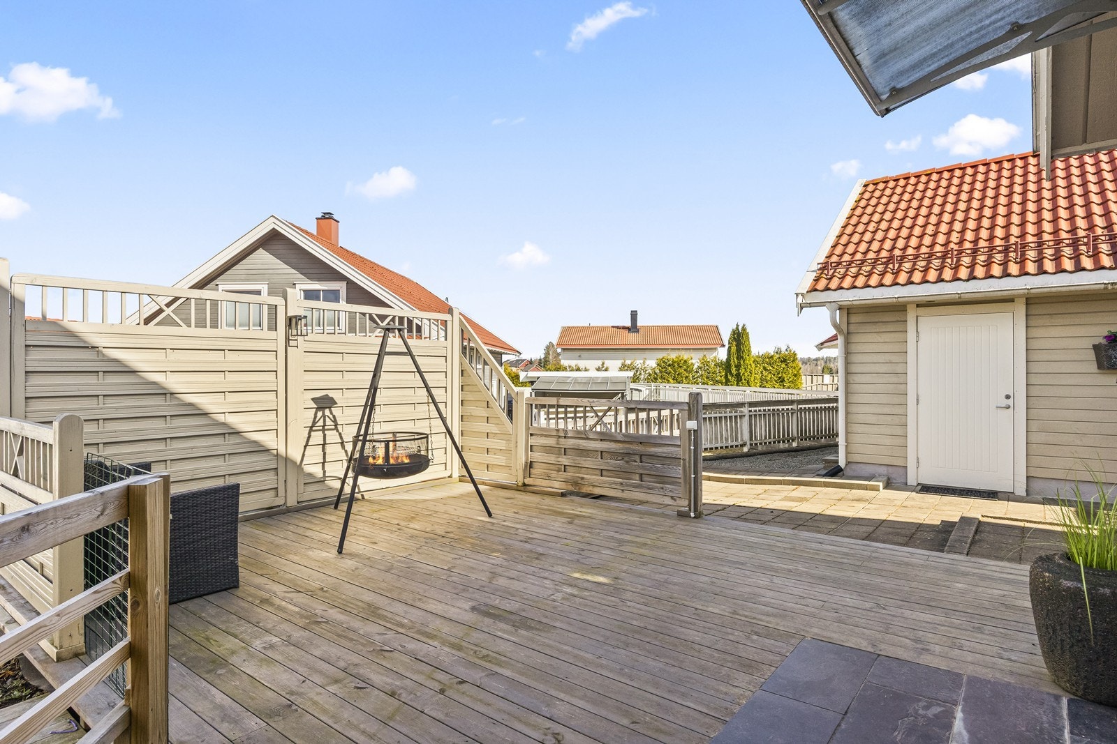 Uteområdet inkluderer en romslig terrasse med god tilknytning til hage og adkomst til garasje. Galleribilde