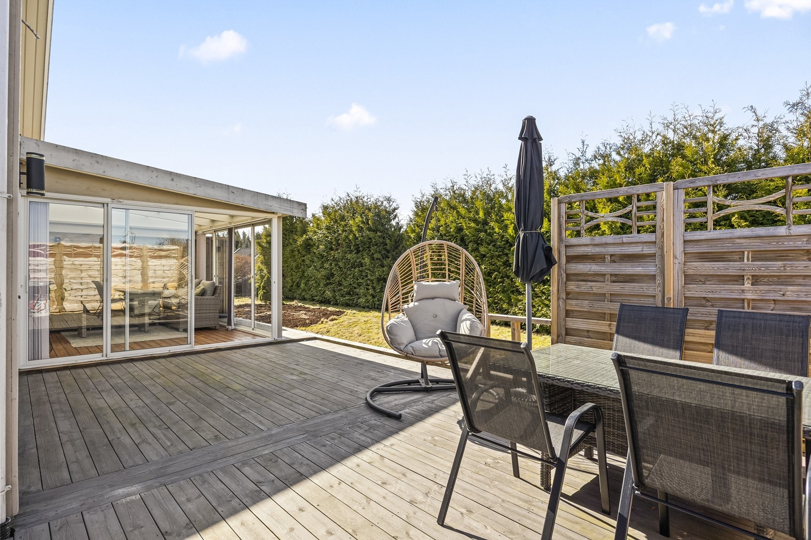 Terrassen på 64 m² har trykkimpregnerte gulvbord og rekkverk, med enkel tilgang fra innglasset terrasse. Galleribilde