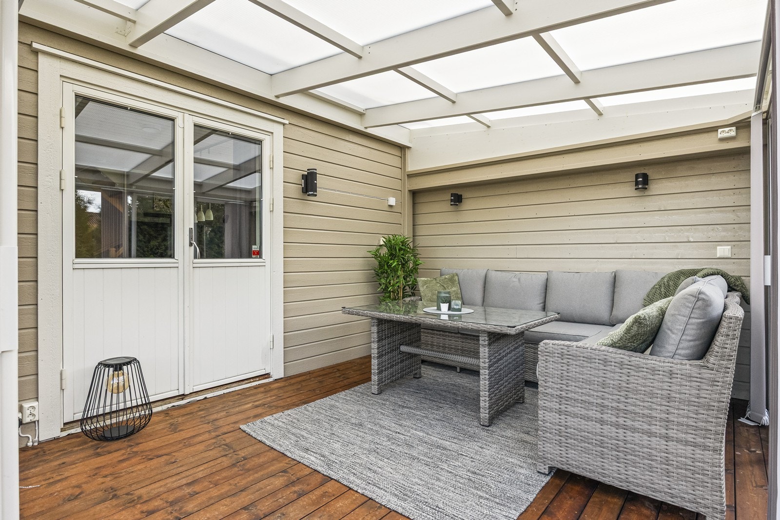 Den innglassede terrassen gir et skjermet oppholdsareal med direkte utgang til det store terrasseområdet. Galleribilde