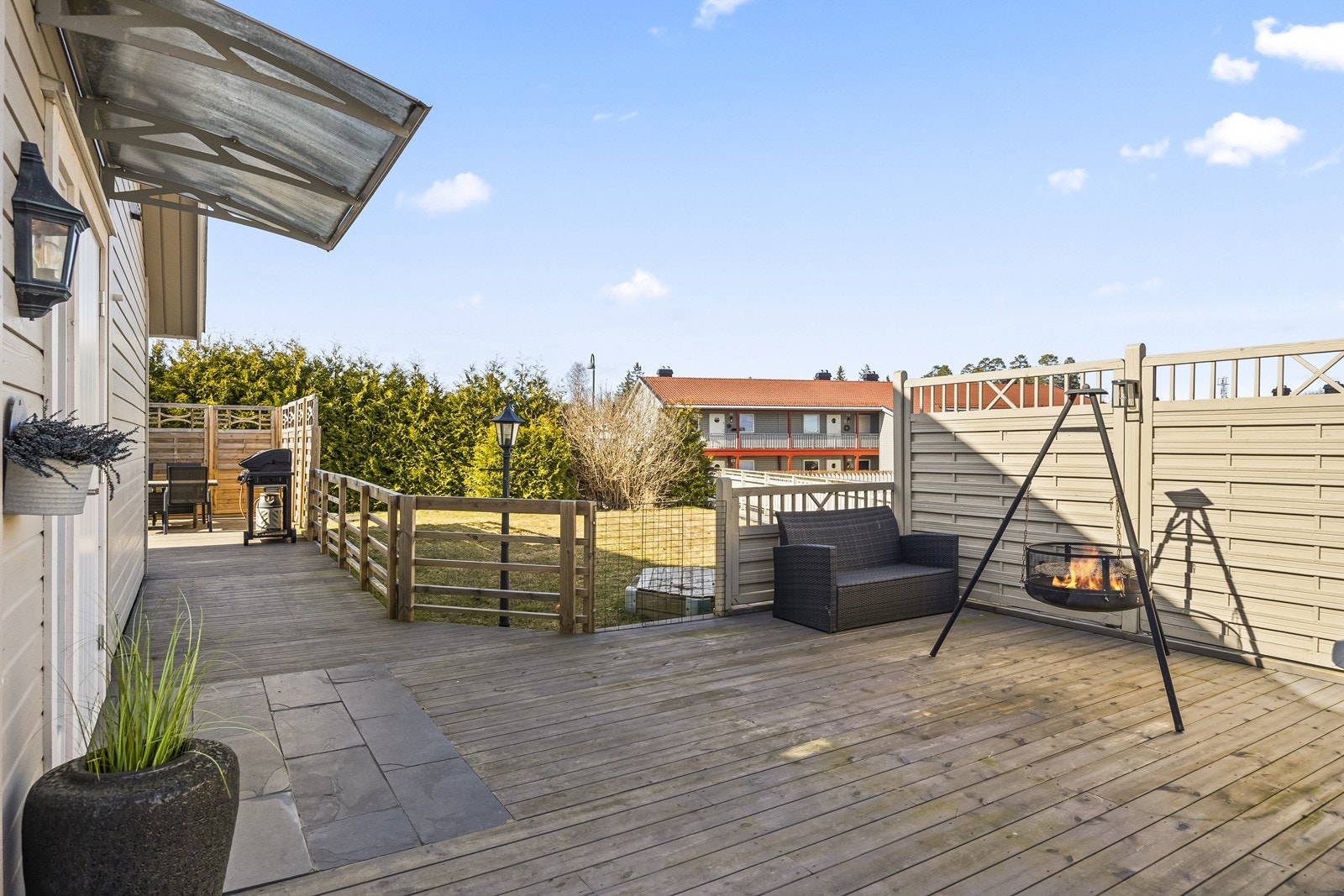 Fra terrasseområdet er det tilgang til plen, ideelt for opphold og aktiviteter. Galleribilde