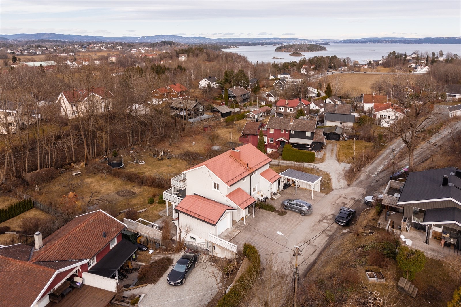 Langs kysten finner du flere av Askers mest populære utfartsområder som Vollen Marina, Hvalstrand bad, Blakstadstranda, Konglungen, Kariskjær, Spirabukta og Selvikbukta, alle innen gang- og sykkelavstand. Galleribilde
