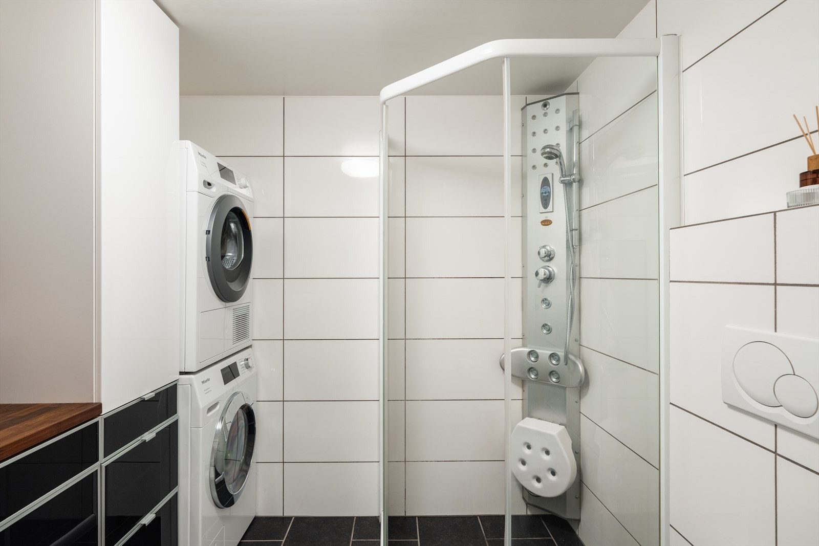 Badet i underetasjen er byggemeldt som bod og ikke bruksendret. Se pkt. om ferdigattest. Galleribilde