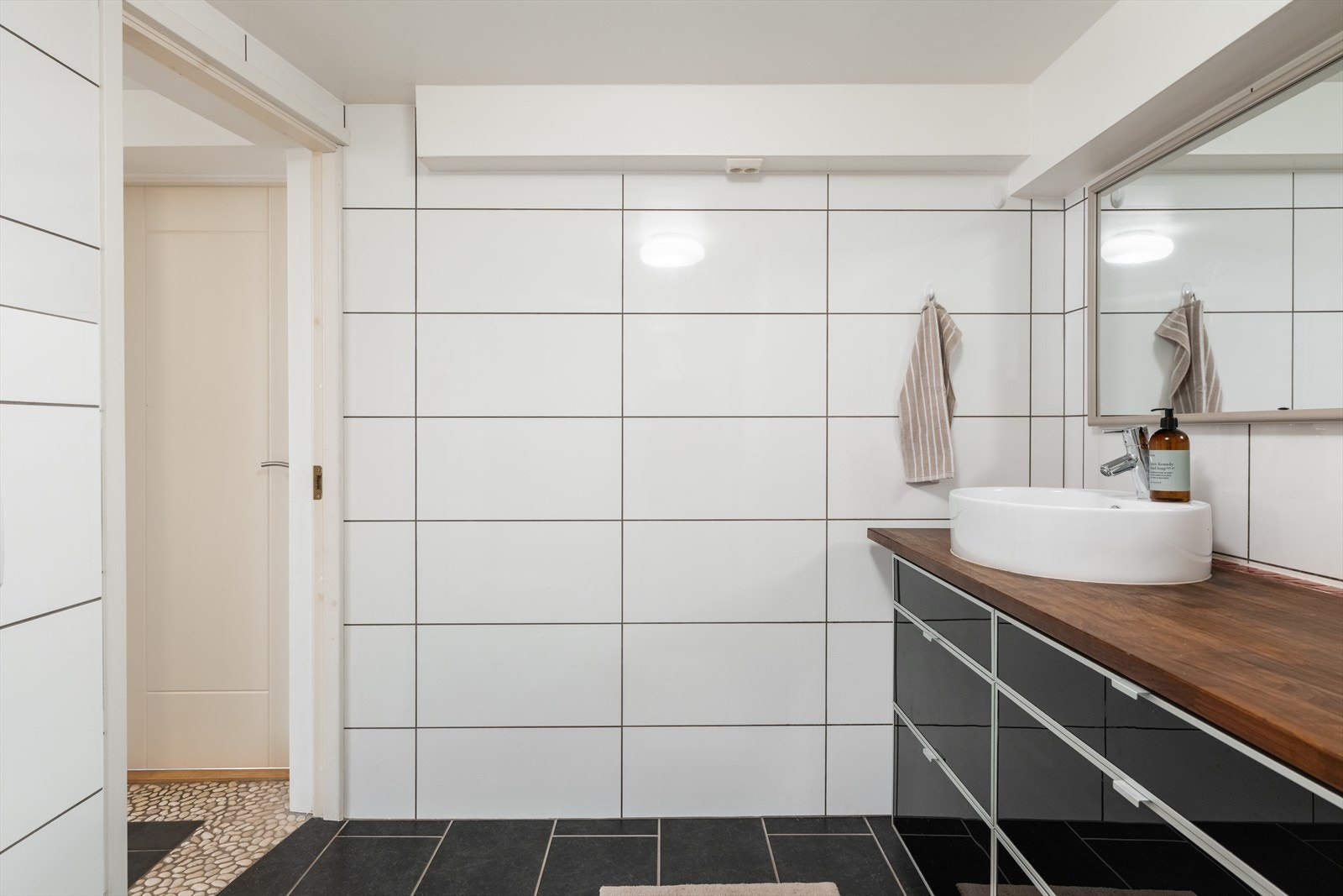 Rørfordelerskap og hovedstoppekran er plassert i rommet. Badet i underetasjen er byggemeldt som bod og ikke bruksendret. Se pkt. om ferdigattest. Galleribilde
