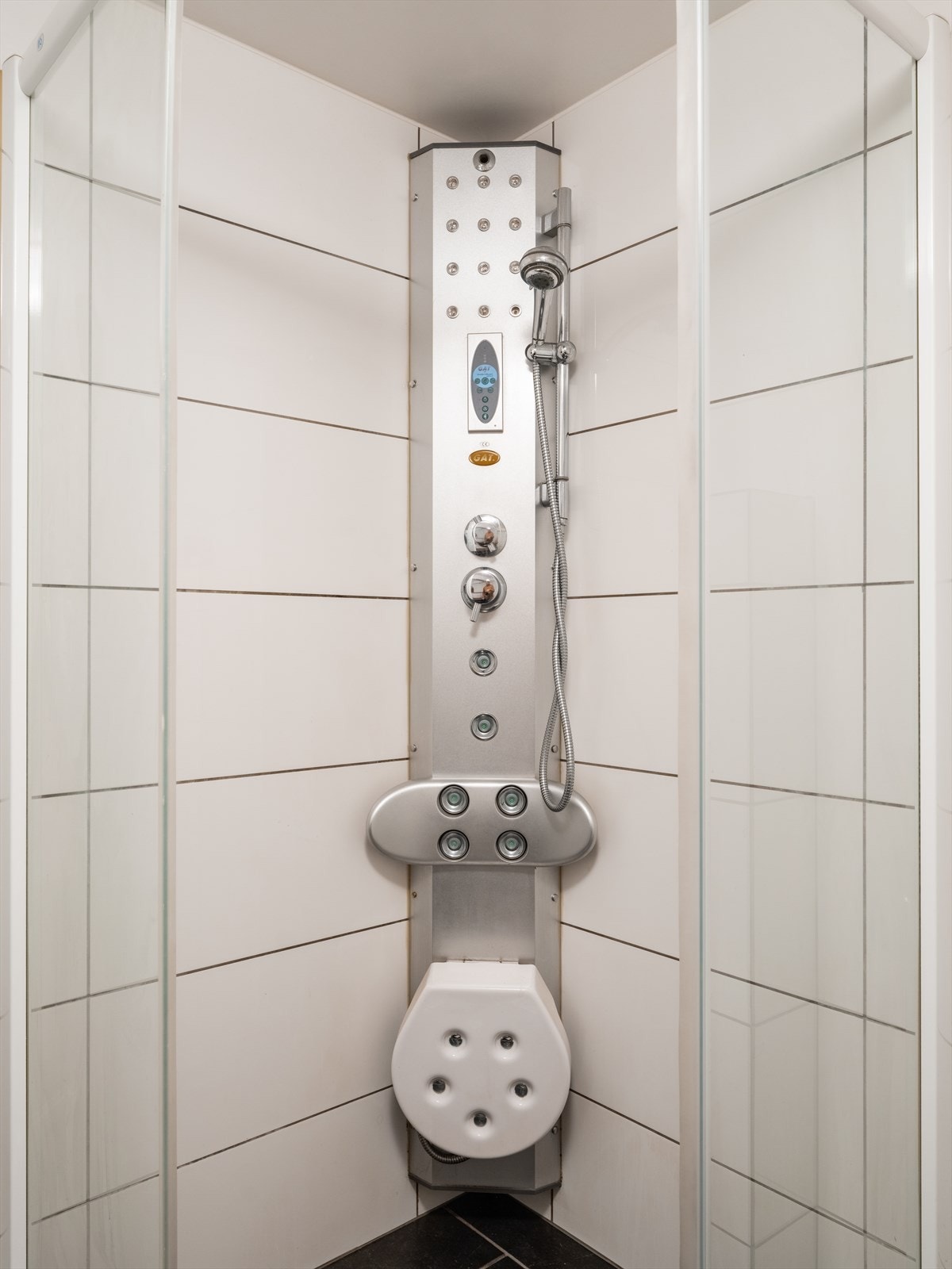 Gjør oppmerksom på at spa-dusjens funksjoner på badet i underetasjen har noen mangler. Badet i underetasjen er byggemeldt som bod og ikke bruksendret. Se pkt. om ferdigattest. Galleribilde