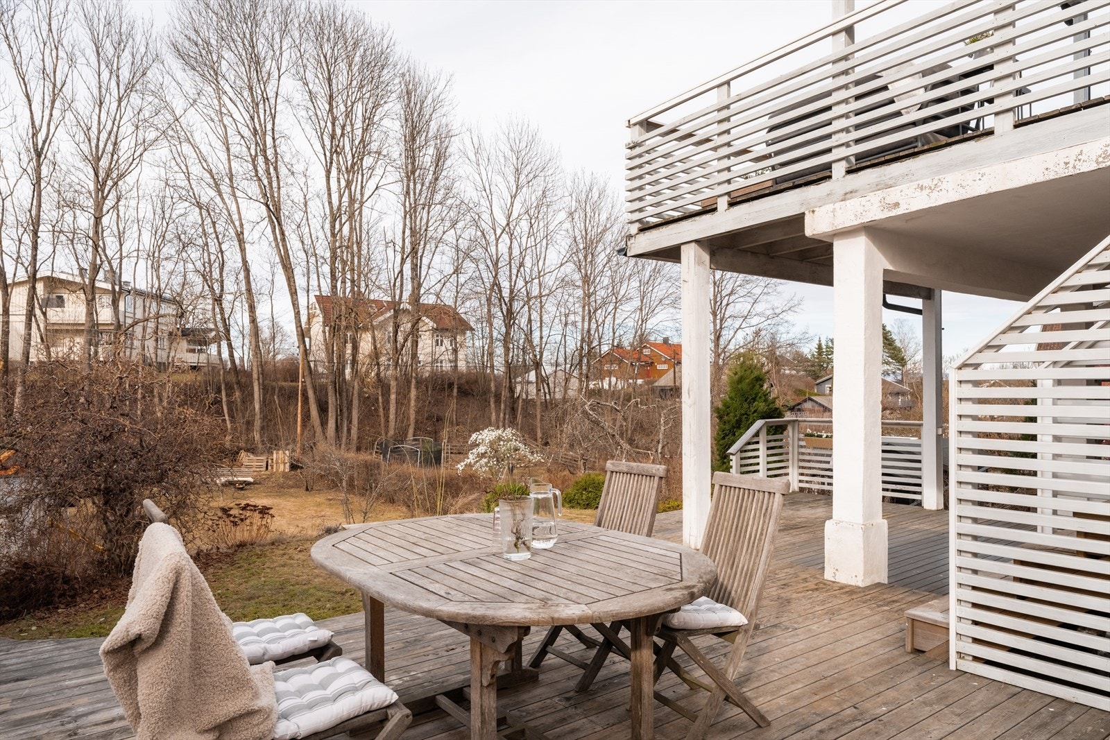 Uteplassene er oppført med trykkimpregnerte terrassebord og rekkverk i malt treverk, og det er installert både utelys og strømuttak som gir god brukskomfort. Galleribilde