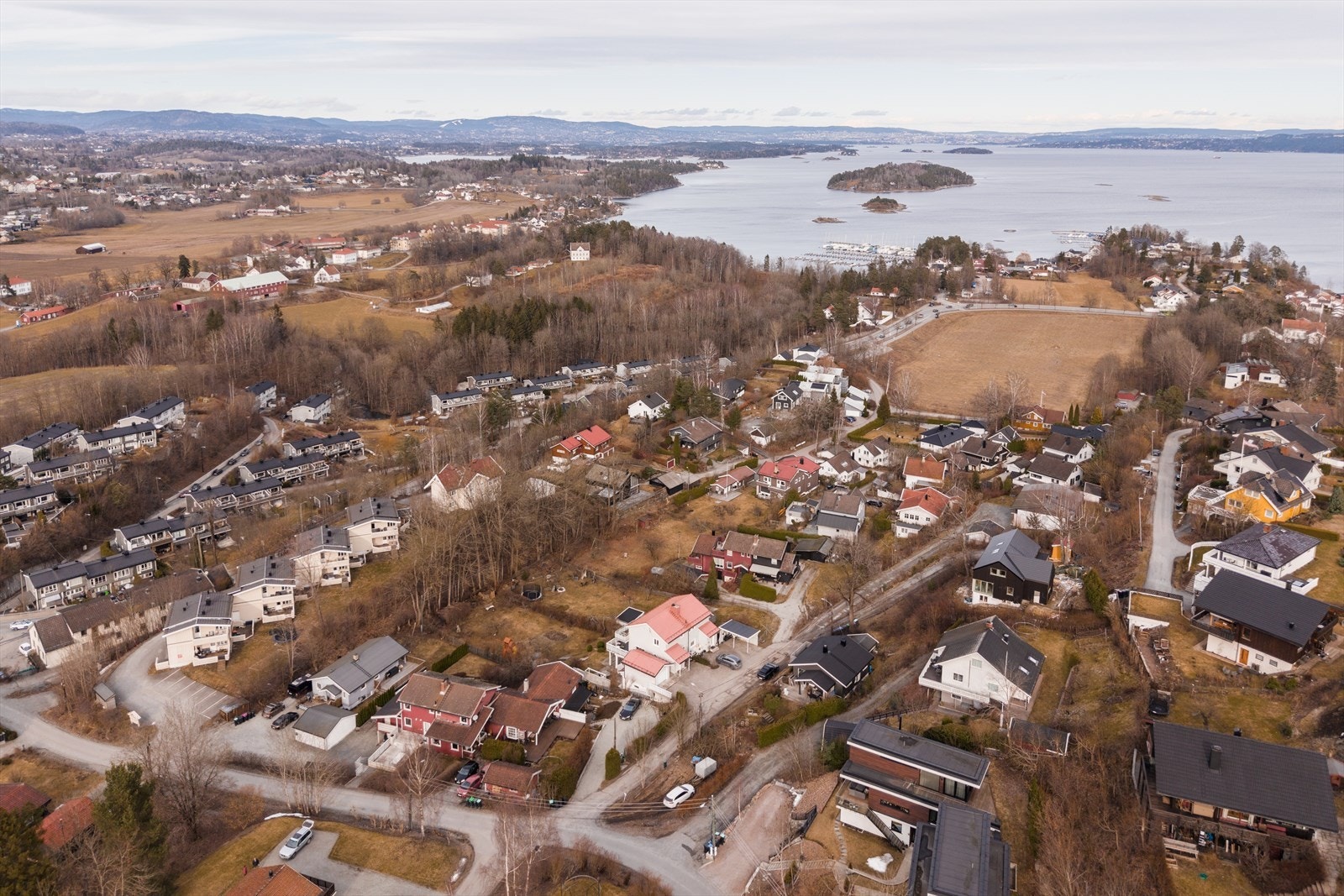 For barnefamilier er beliggenheten svært praktisk, med ca. 1 km til Blakstad barneskole og ca. 3,1 km til Vollen ungdomsskole. Galleribilde