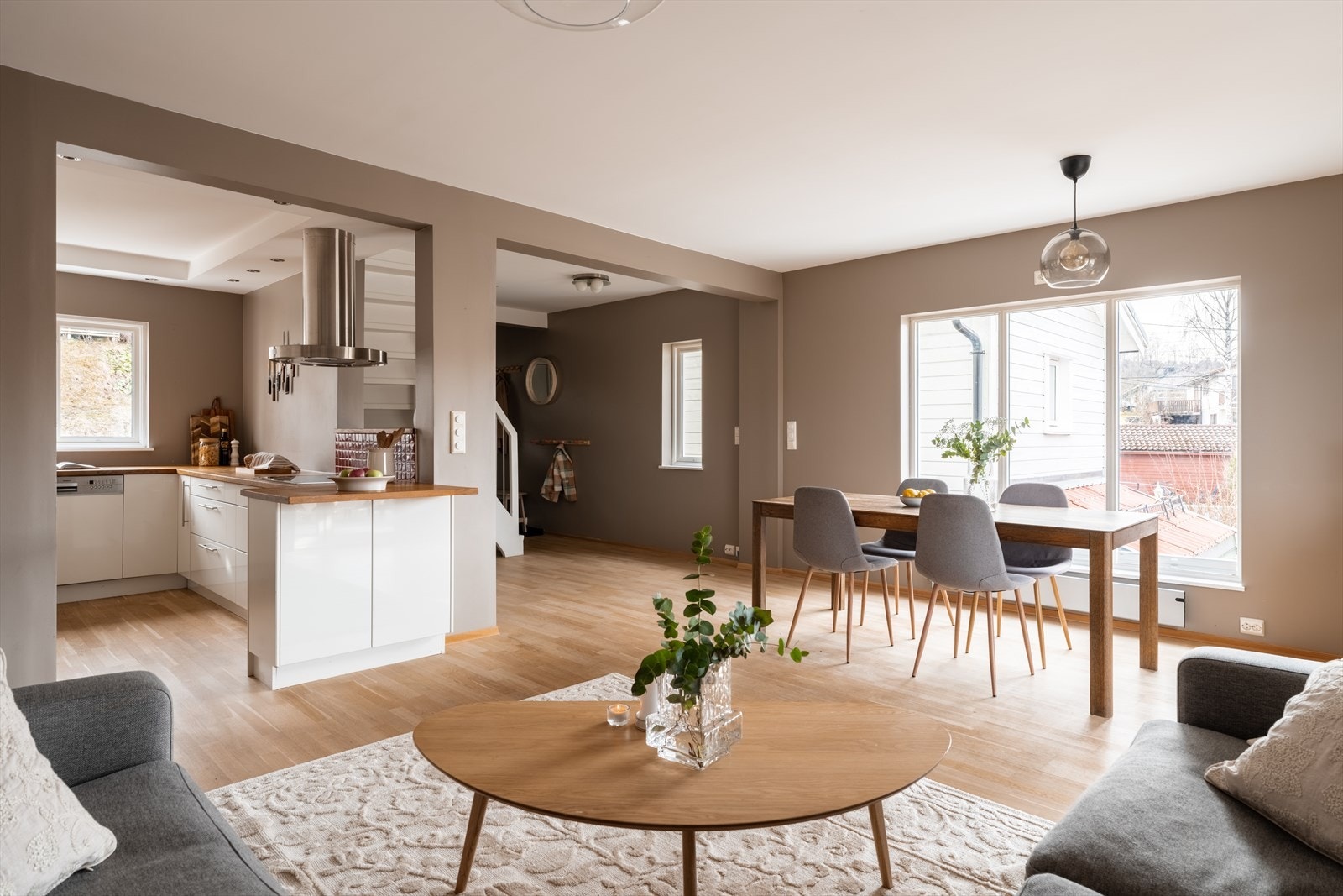 Her får du en velholdt bolig med god standard og familievennlig planløsning. Galleribilde