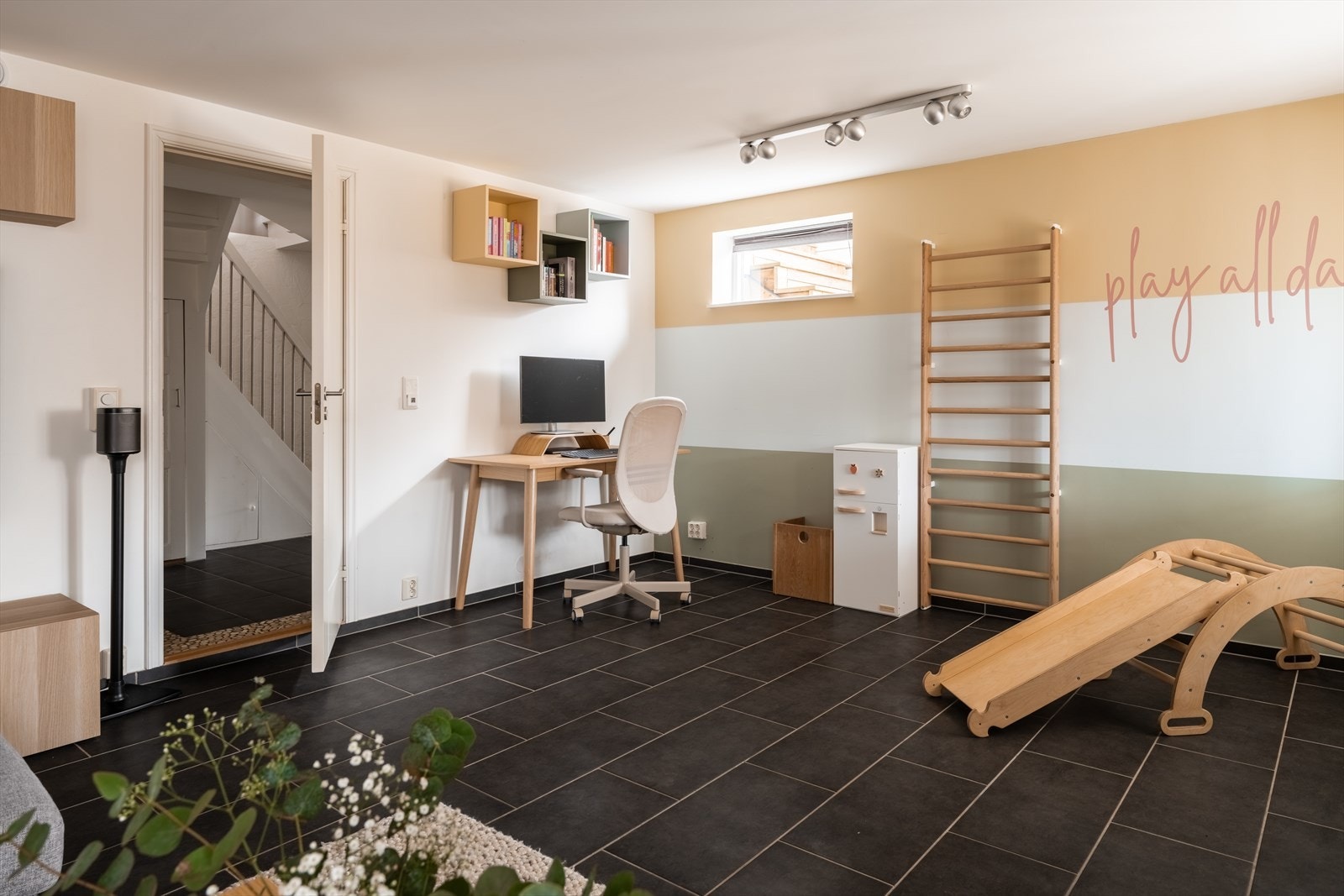Underetasjen inneholder kjellerstue med flislagt gulv og varmekabler, samt utgang til terrasse på flere nivåer på ca. 65 kvm. Rommene i underetasjen er ikke godkjent for varig opphold, se pkt. om ferdigattest. Galleribilde