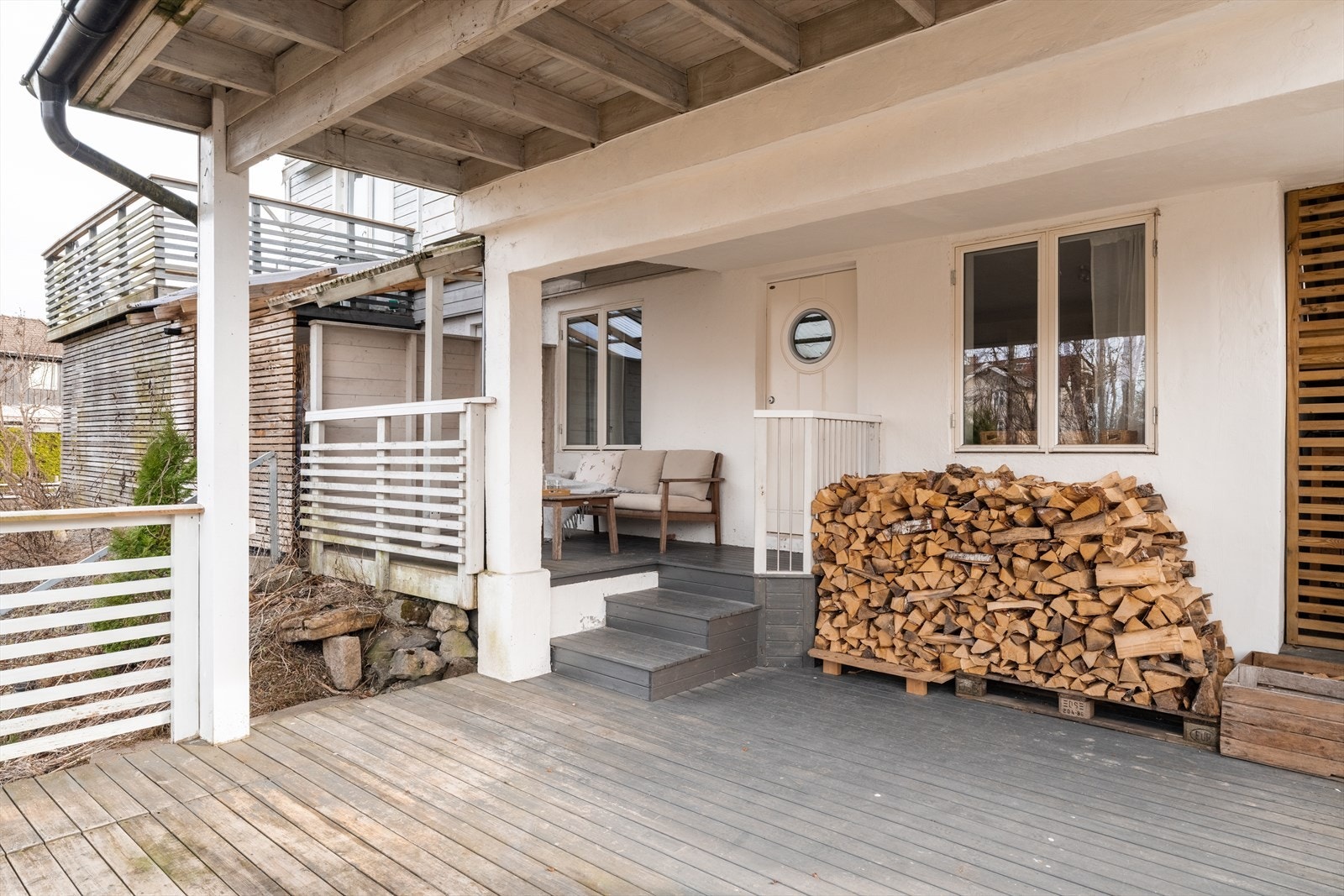 Stor terrasse på flere nivåer på ca 65 kvm. Her er det god plass. Galleribilde