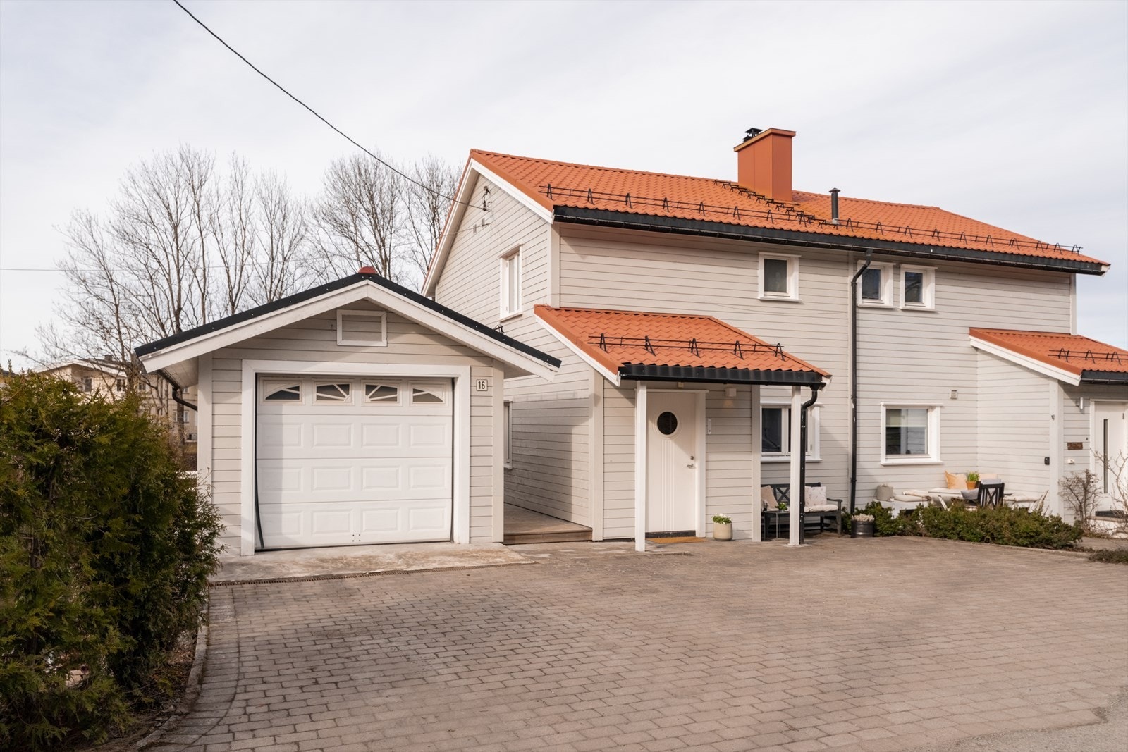 Innholdsrik 1/2-part tomannsbolig med Carport m/lader. Galleribilde