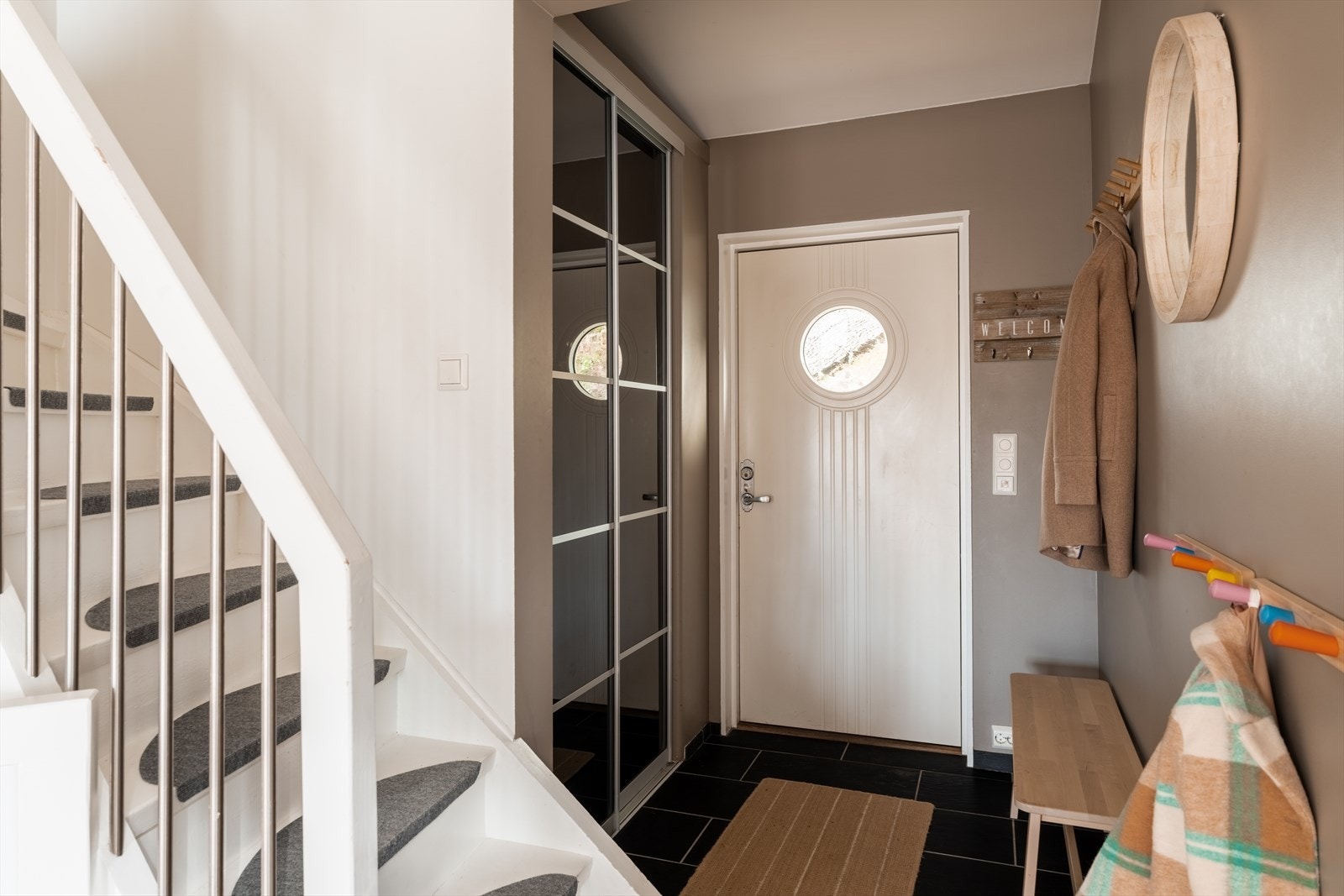 Velkommen inn! Innbydende entré med flislagt gulv og varmekabler som gir god komfort. Galleribilde