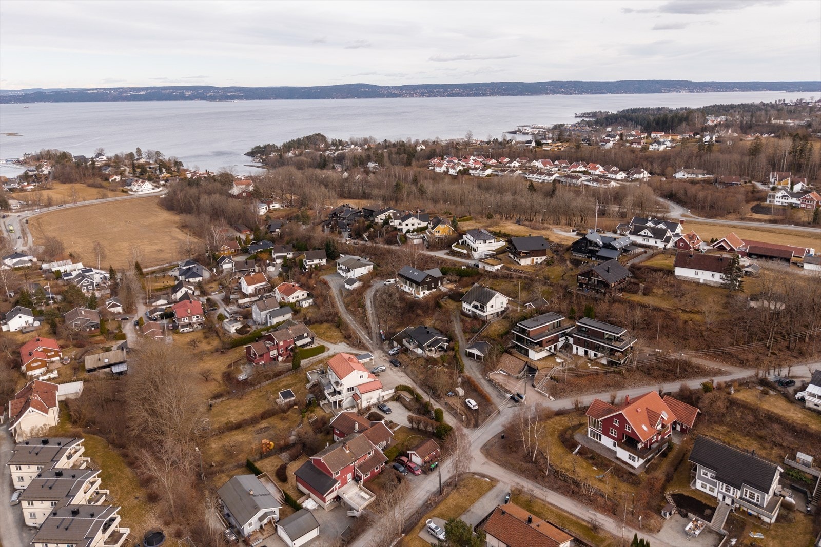 Området er svært familievennlig med kort vei til sjøen, skole, barnehage, butikker og gode kollektivforbindelser med buss til Oslo og Asker. Galleribilde