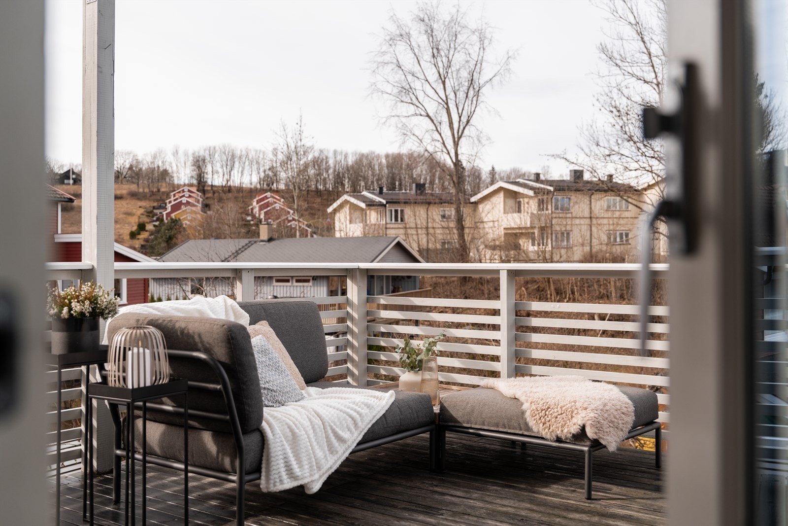 I vår- og sommerhalvåret oppleves terrassene som en naturlig forlengelse av boligen, og vi tilbringer mye tid ute. Galleribilde