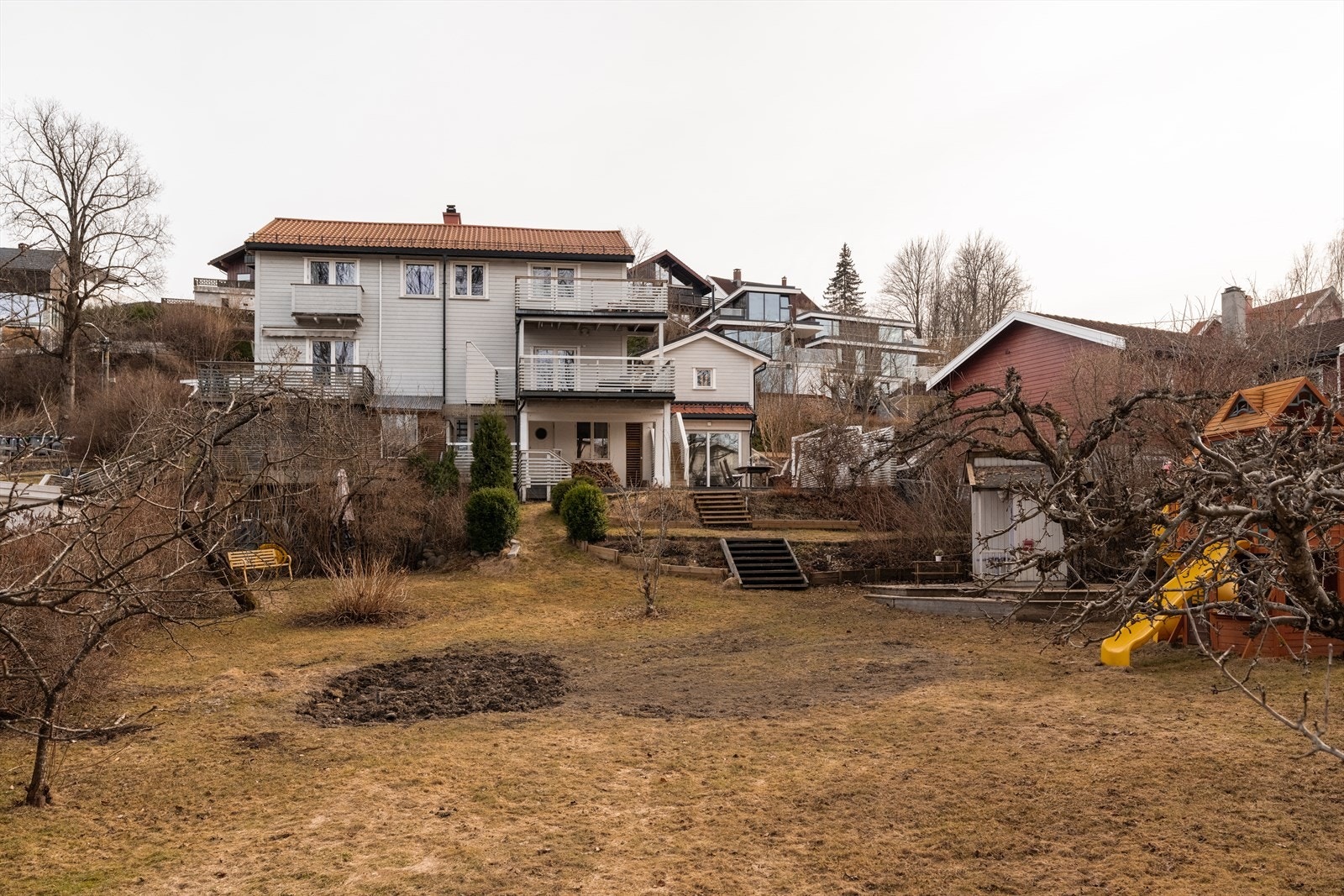 Selger forteller at hagen har vært en stor glede gjennom året, med rikelig av frukt og bær som epler, moreller, plommer, rips, stikkelsbær, markjordbær og rabarbra. Galleribilde