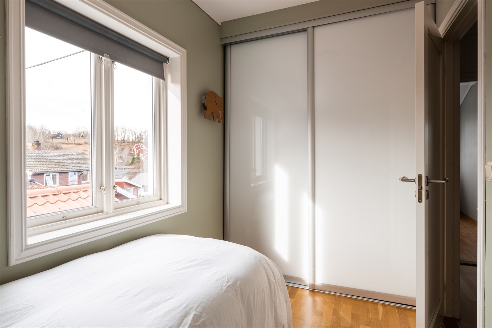 Soverom 2. De øvrige soverommene har gode innredningsmuligheter, hvorav ett er utstyrt med skyvedørsgarderobe. Galleribilde