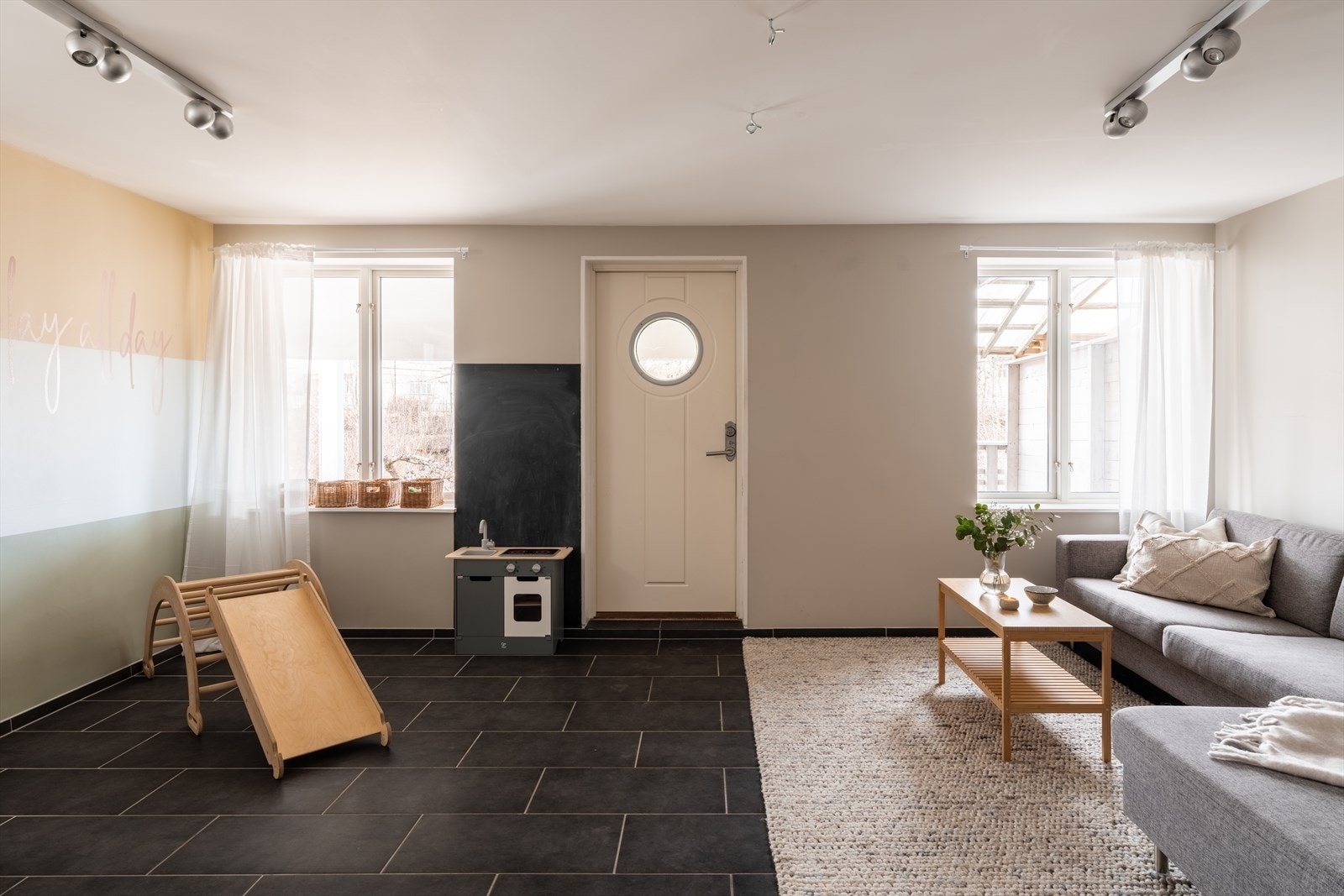 I tillegg er det et rom innredet som stue, også med utgang til terrasse. Rommene i underetasjen er ikke godkjent for varig opphold, se pkt. om ferdigattest. Galleribilde