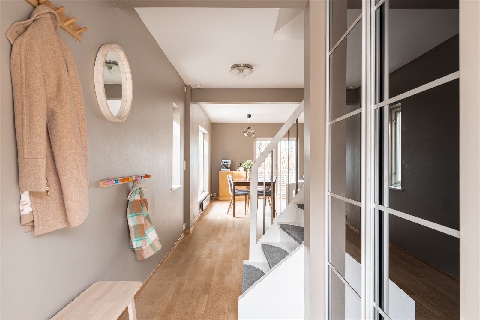 Praktisk skyvedørsgarderobe med gode oppbevaringsmuligheter. Galleribilde