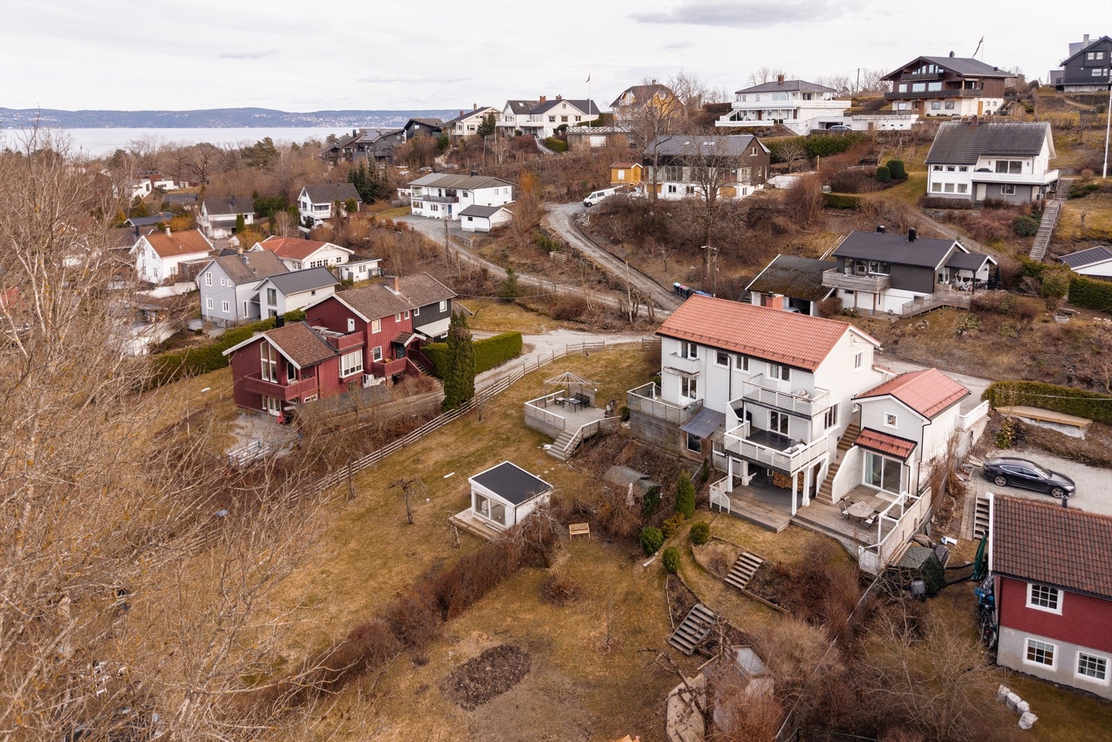 Her bor du i rolige omgivelser med trygge oppvekstvilkår og et bredt aktivitetstilbud for barn og unge, et ideelt sted for den aktive familien. Galleribilde