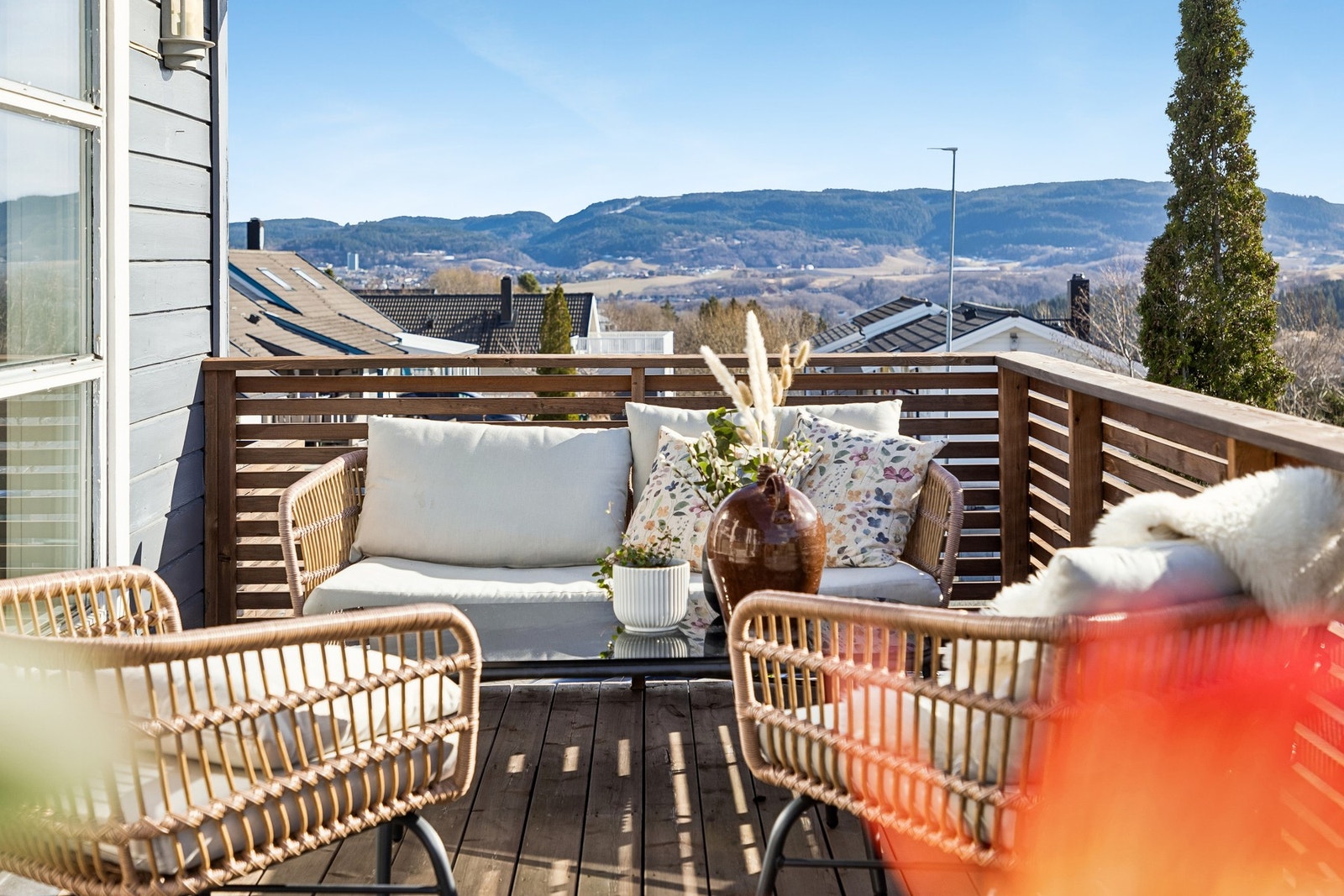 Med både balkong og takterrasse blir det enkelt å følge solen gjennom hele dagen. Galleribilde