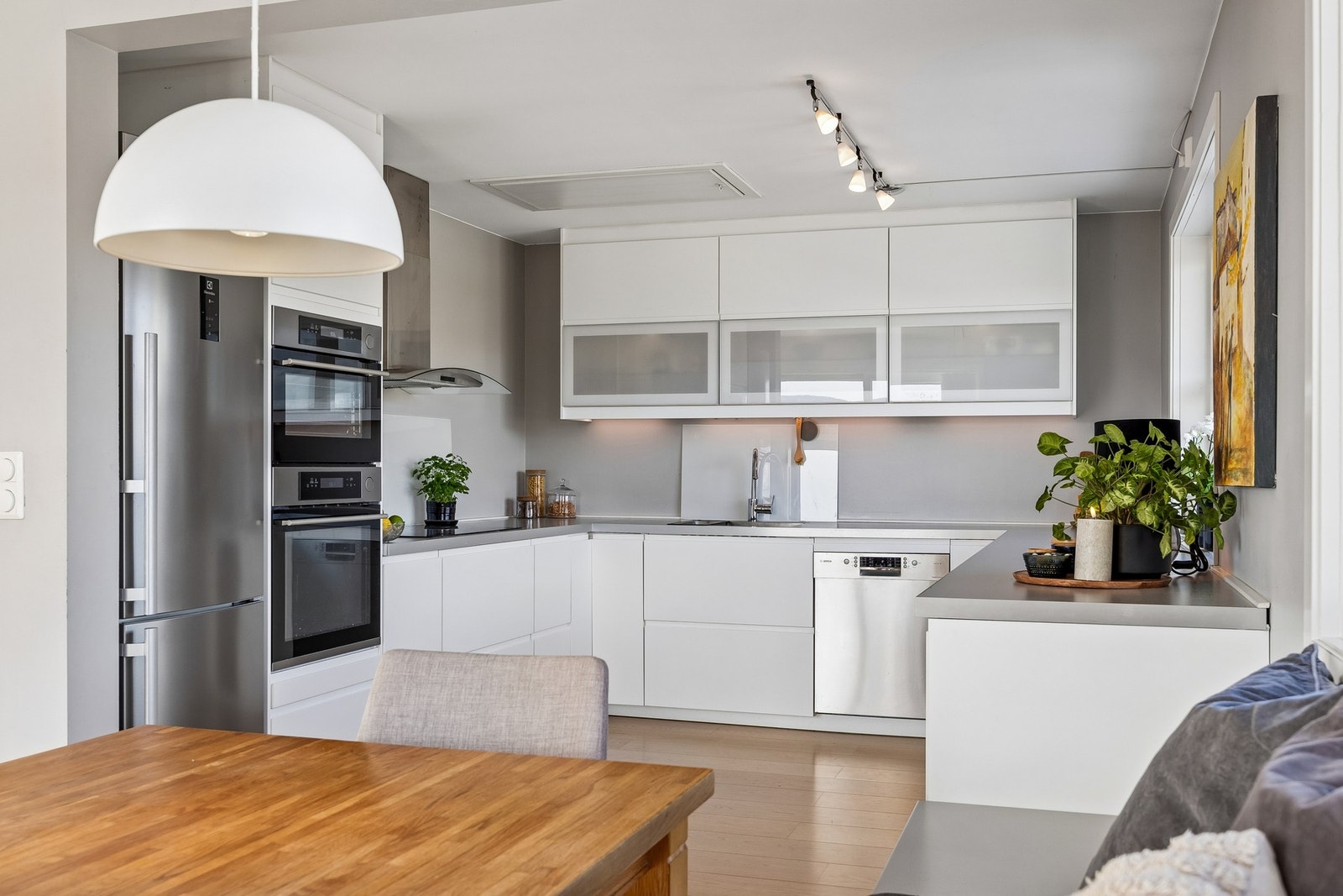 Her får du kjøl/ fryseskap, stekeovn, platetopp, oppvaskmaskin og avtrekk over stekesonen. Galleribilde