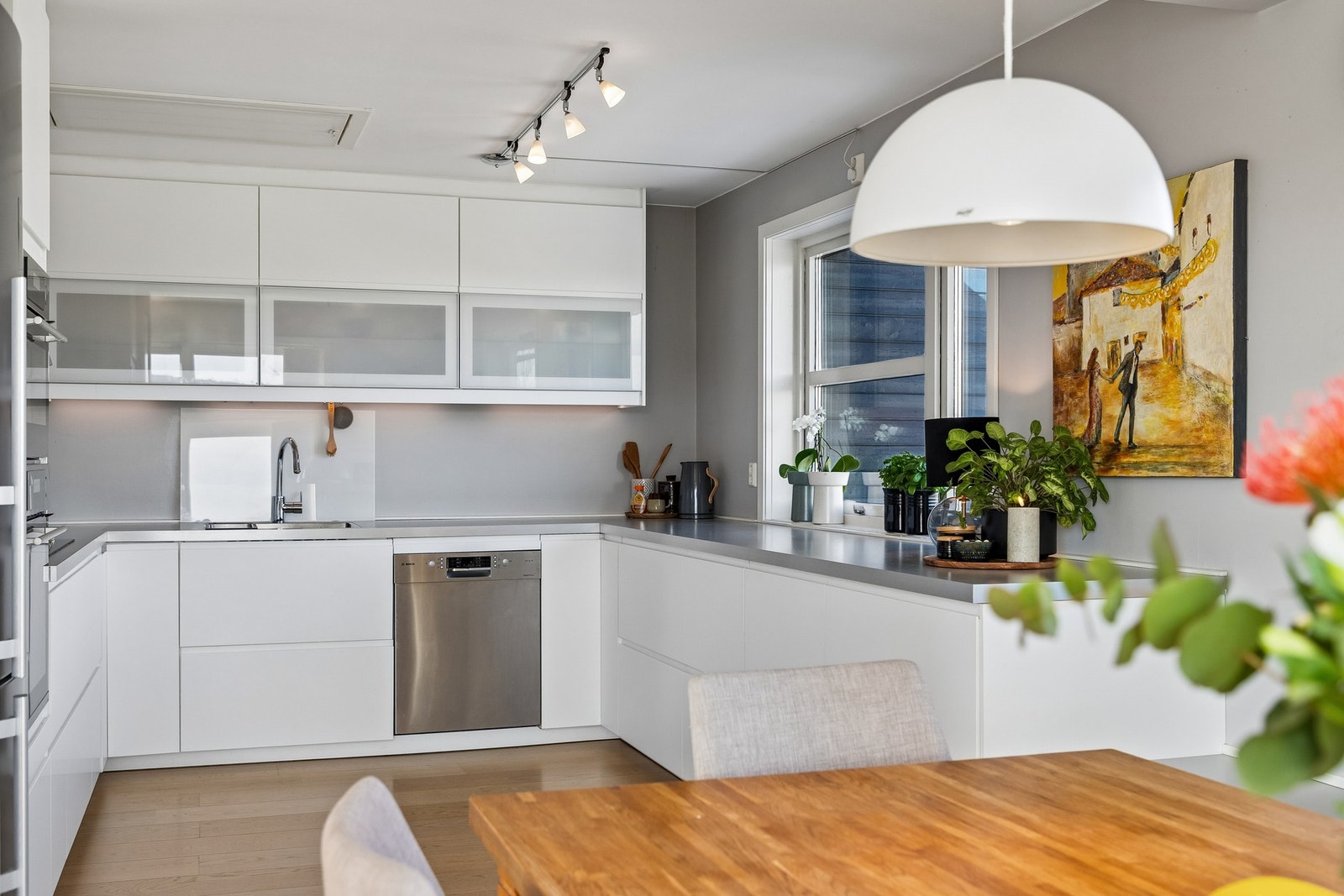 Kjøkkenet har en praktisk utforming og rikelig med naturlig lys. Dette er med på å skape en behagelig atmosfære. Galleribilde