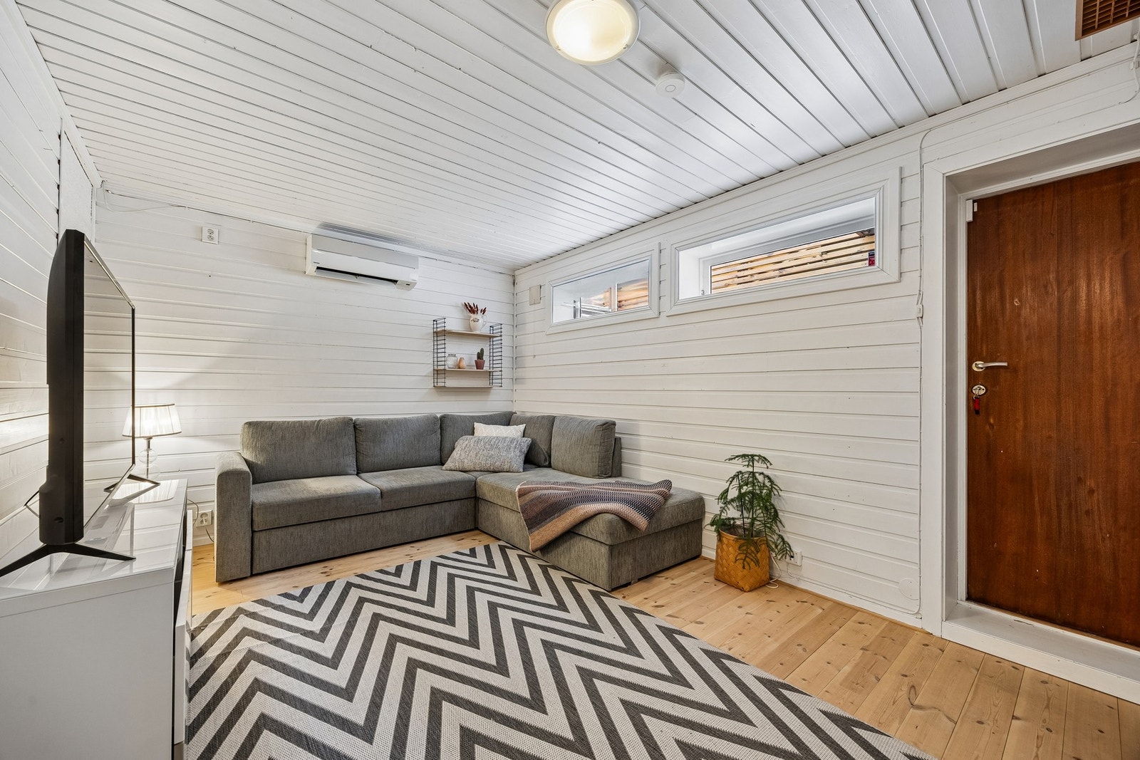 Hobbyrom som i dag brukes som en kjellerstue. Perfekt rom for ungdommene i hus. Galleribilde