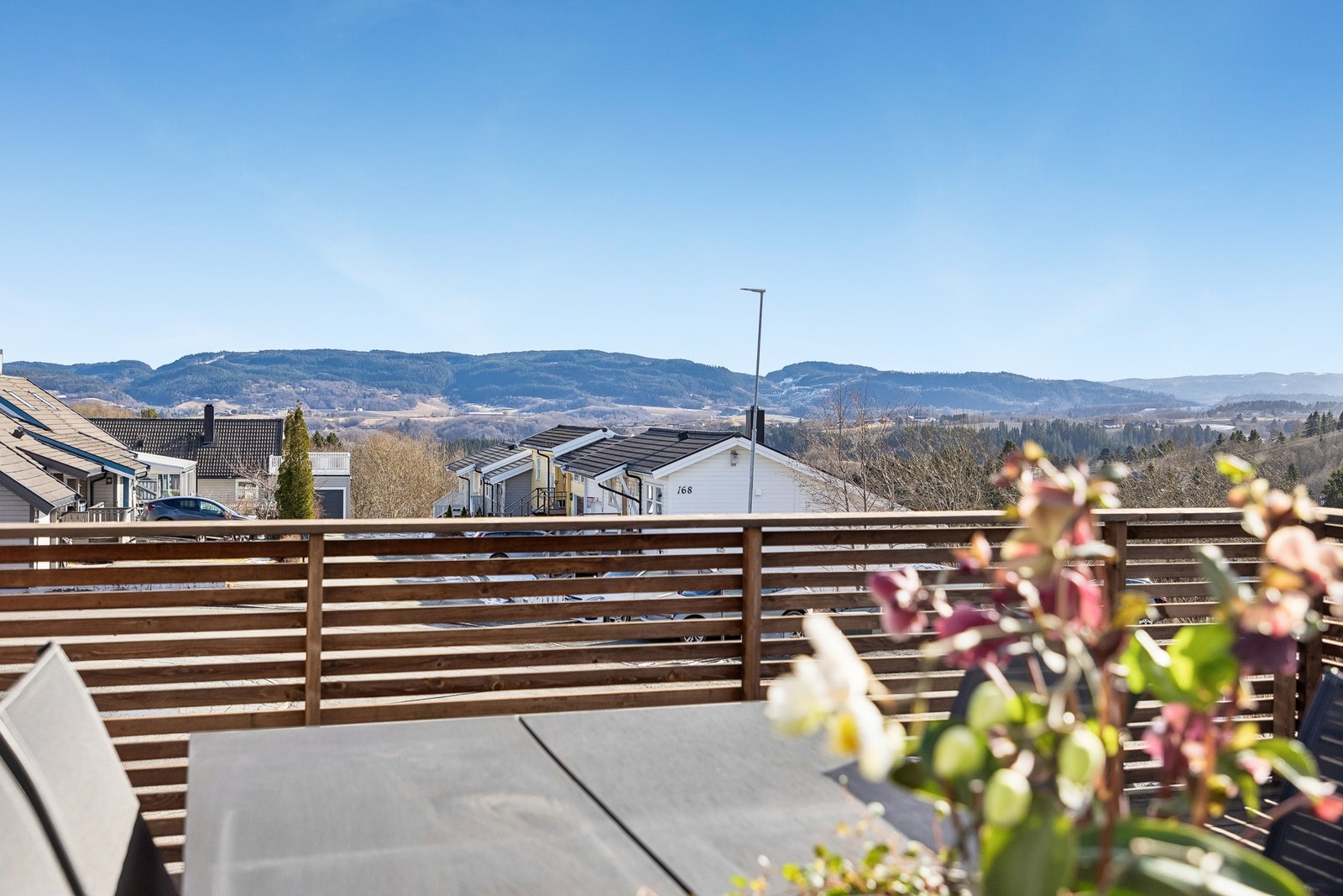 Her er det god plass til utemøbler, grill og tilhørende møblement, perfekt til sommersesongen! Galleribilde