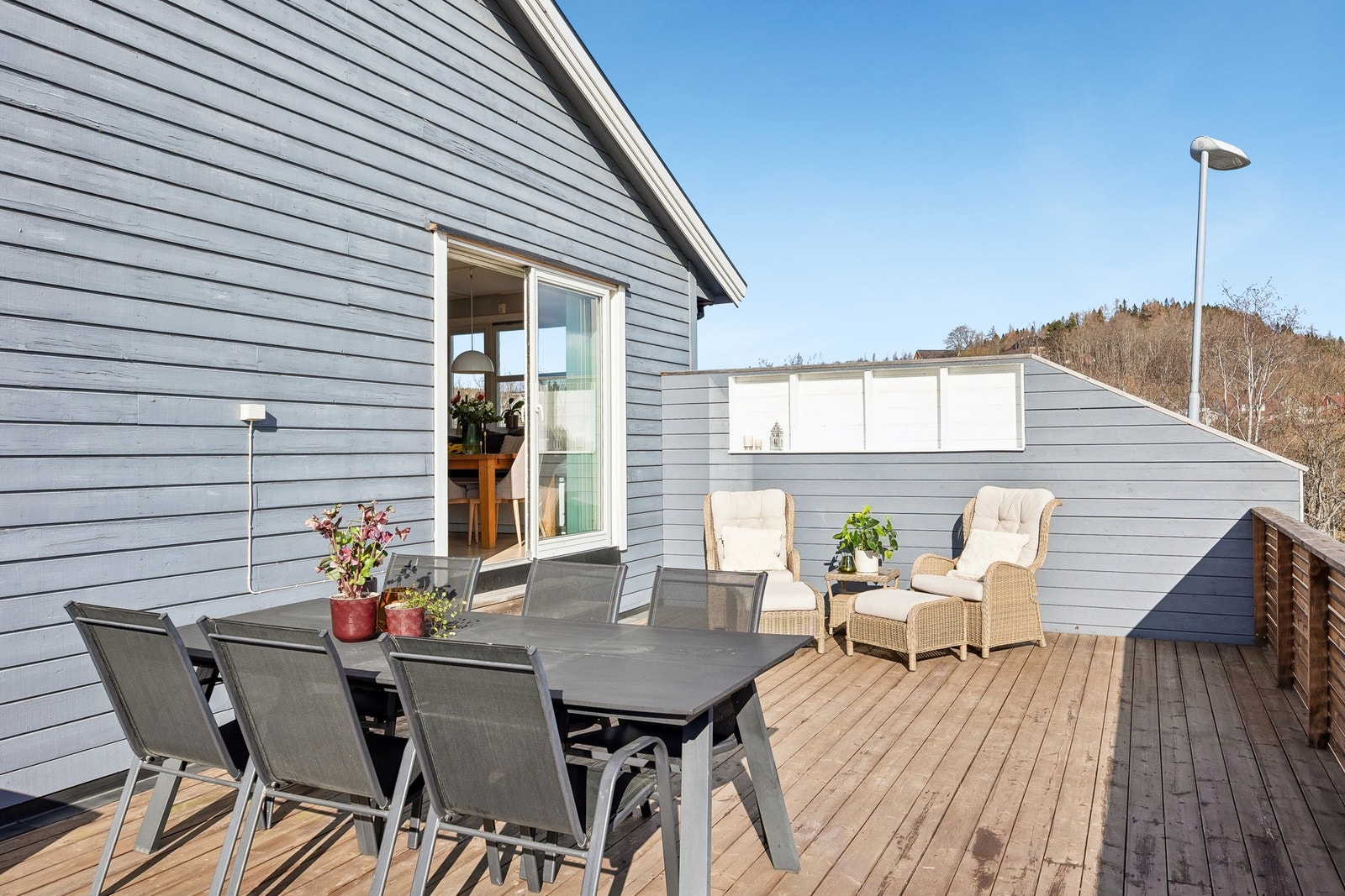 Herlig takterrasse med god plass til sosiale sammenkomster. Galleribilde