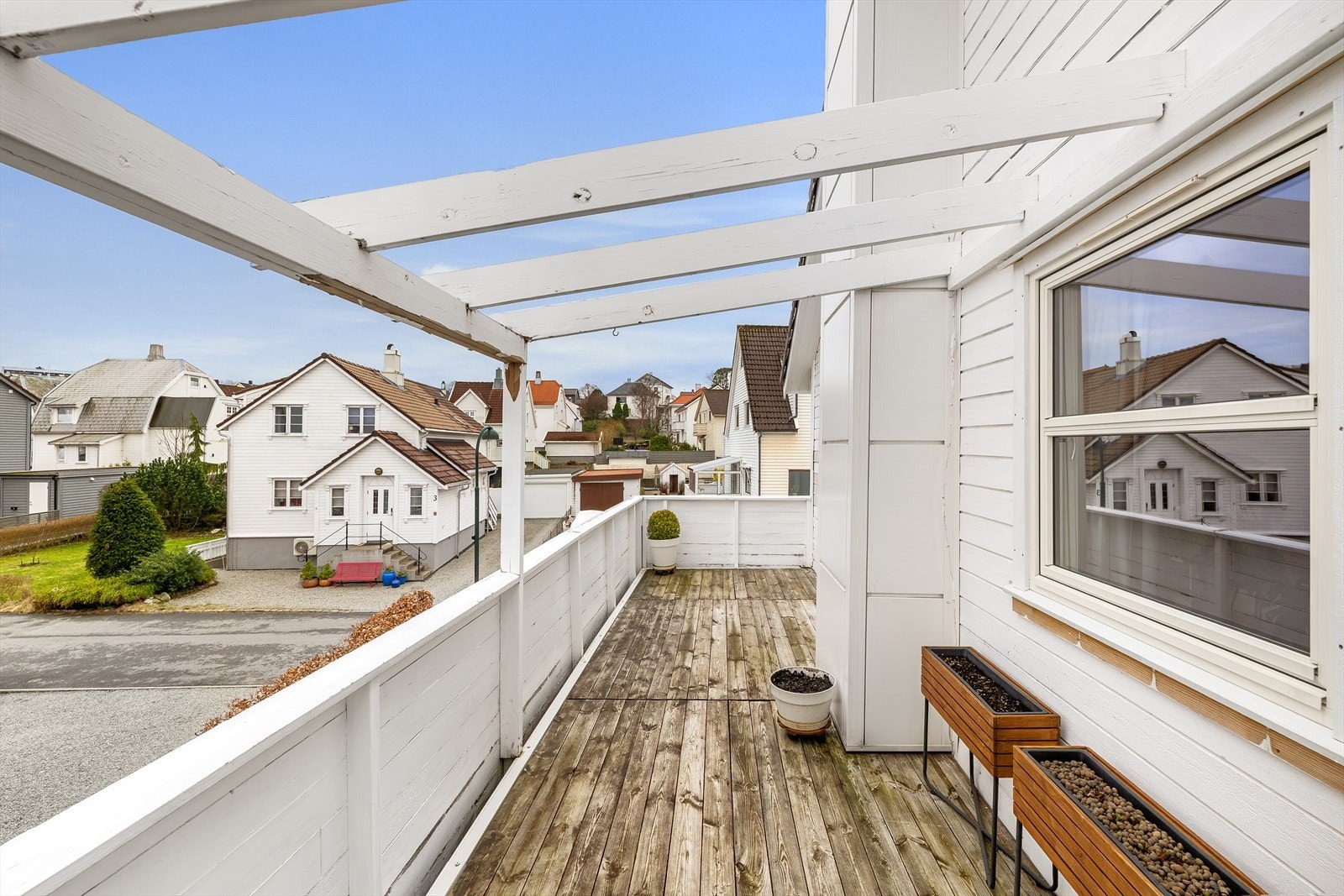 Romslig veranda med gode solforhold. Sørvestvendt. Galleribilde
