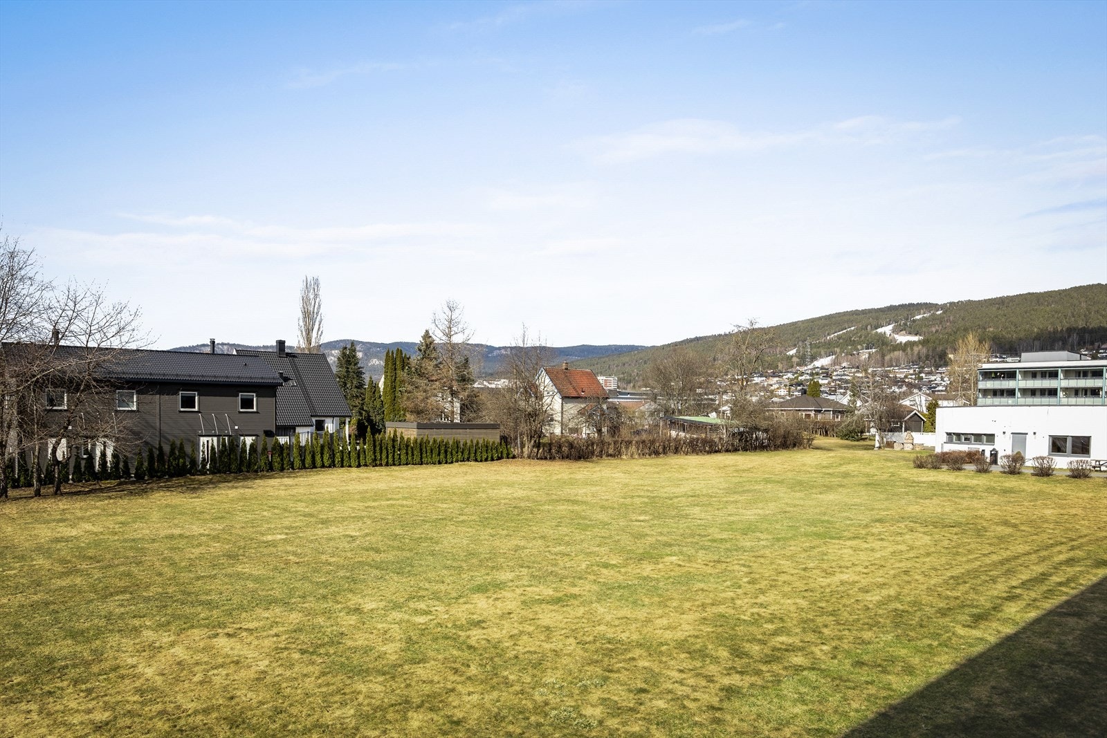 Lys og luftig utsikt mot fellesareal og Aron. Galleribilde