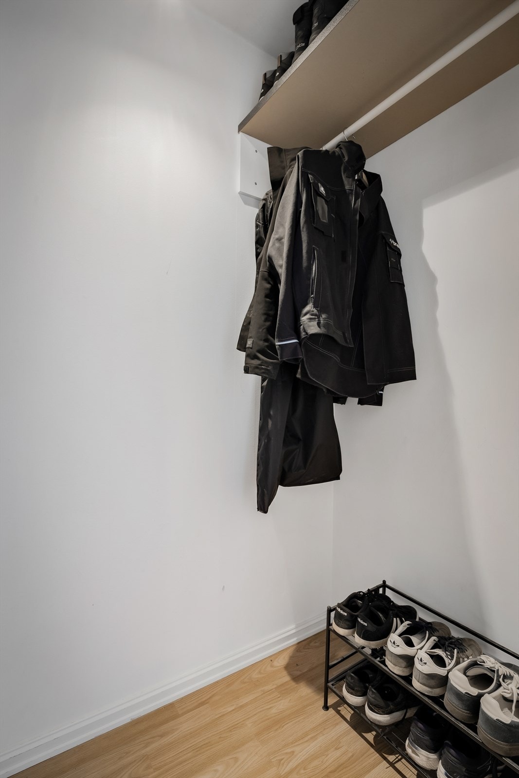 Praktisk garderoberom i tilknytning til entreen. Galleribilde