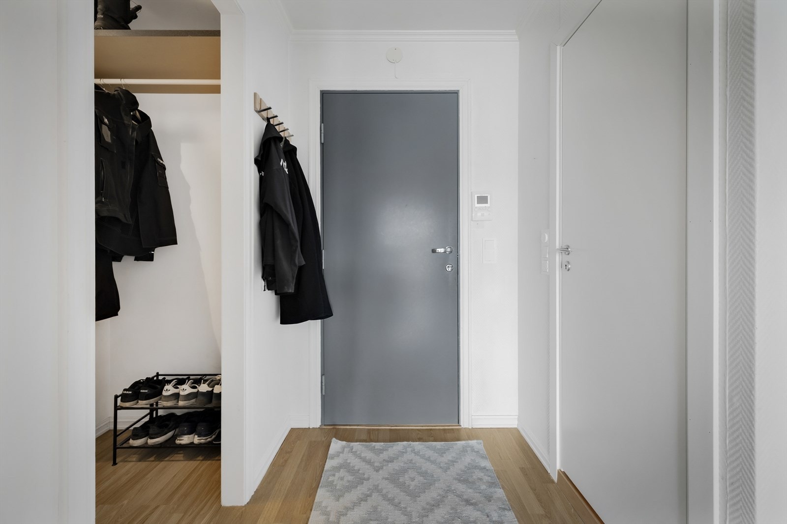 Entrè med laminat på gulv, malte vegger og himling. Galleribilde